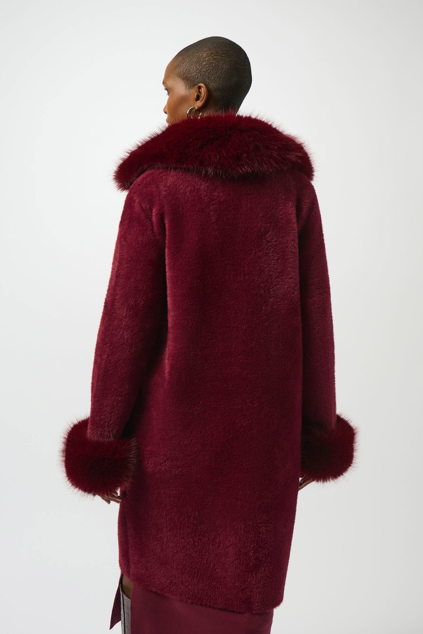 Feather Yarn Faux Fur Detailing Coat. Style JR243923