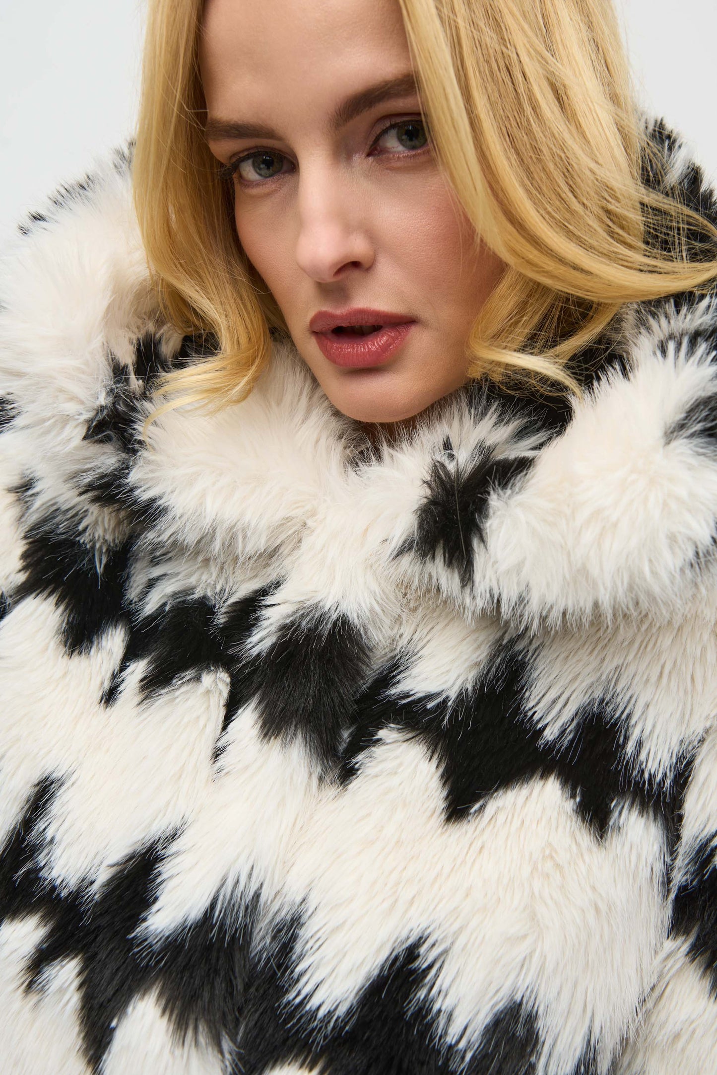 Reversible Faux Fur Coat . Style JR244900
