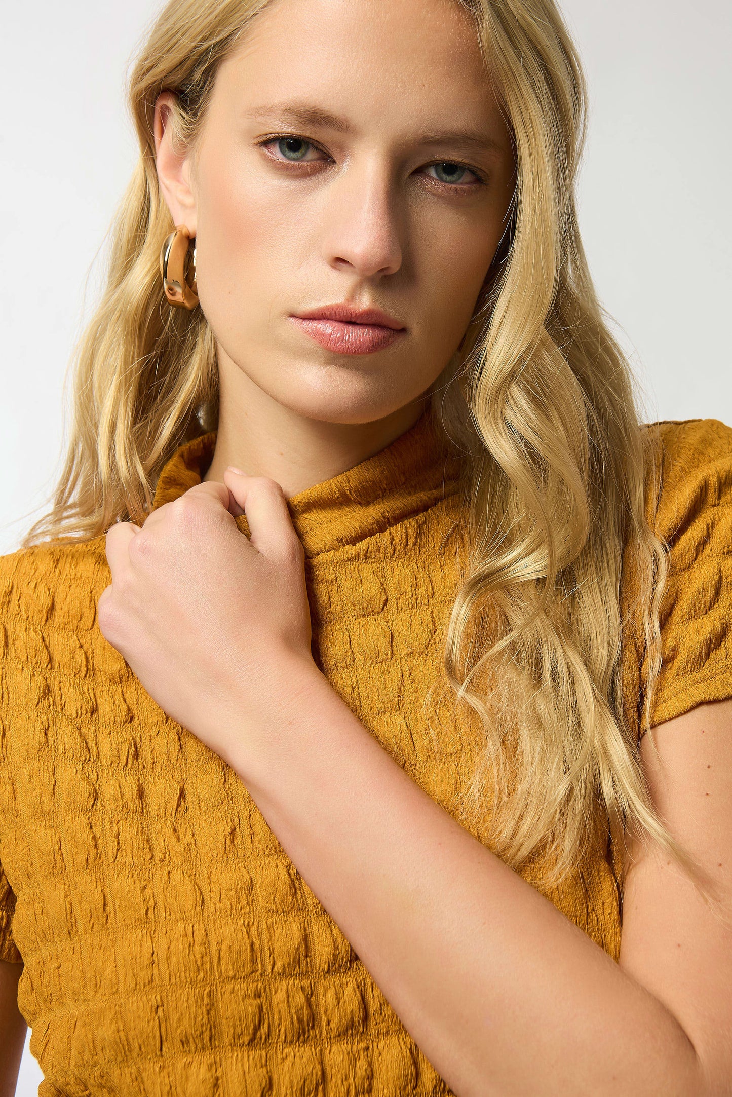 Textured Knit Fitted Short Sleeve Top. Style JR253256