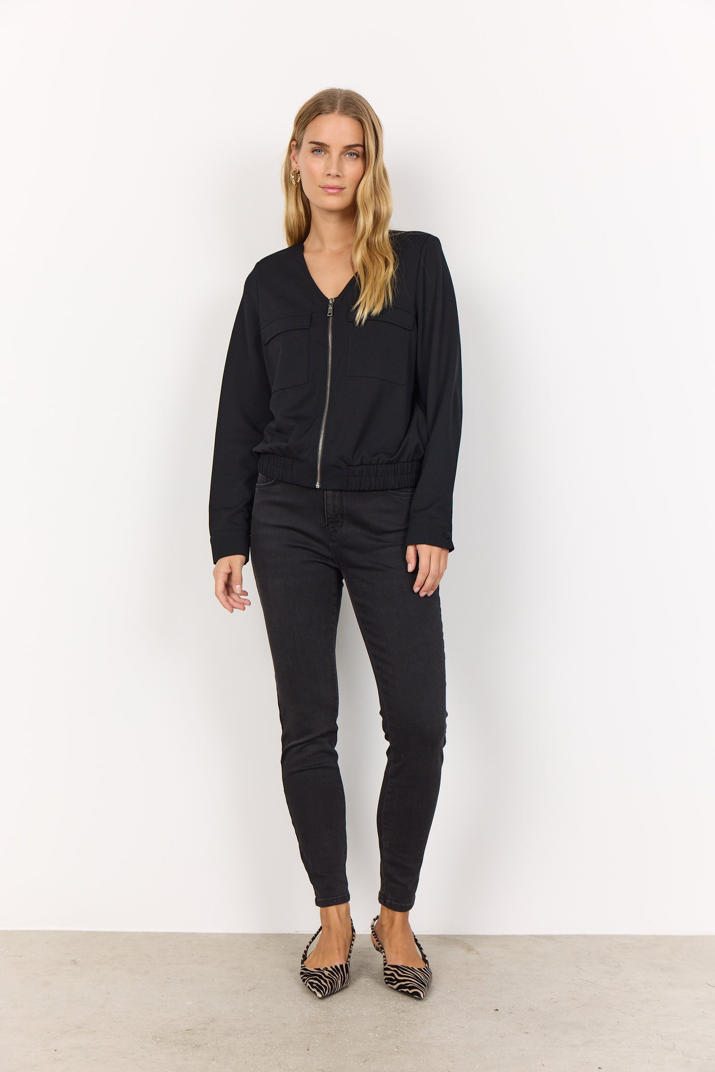 Boxy V-Neck Zip Up Jacket. Style SOYA4S26880