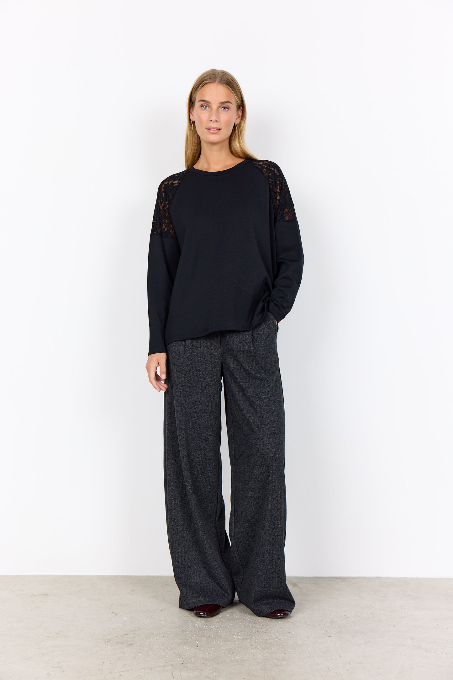 Black Shoulder Lace Detail Pull-Over Sweater. Style SOYA4F27267