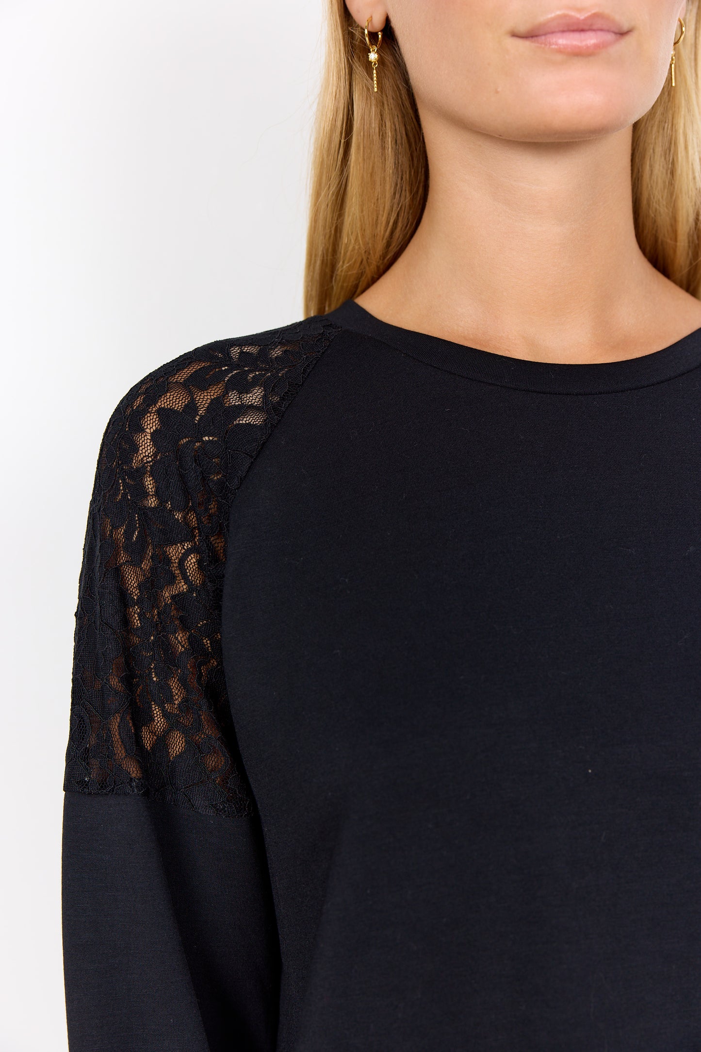 Black Shoulder Lace Detail Pull-Over Sweater. Style SOYA4F27267