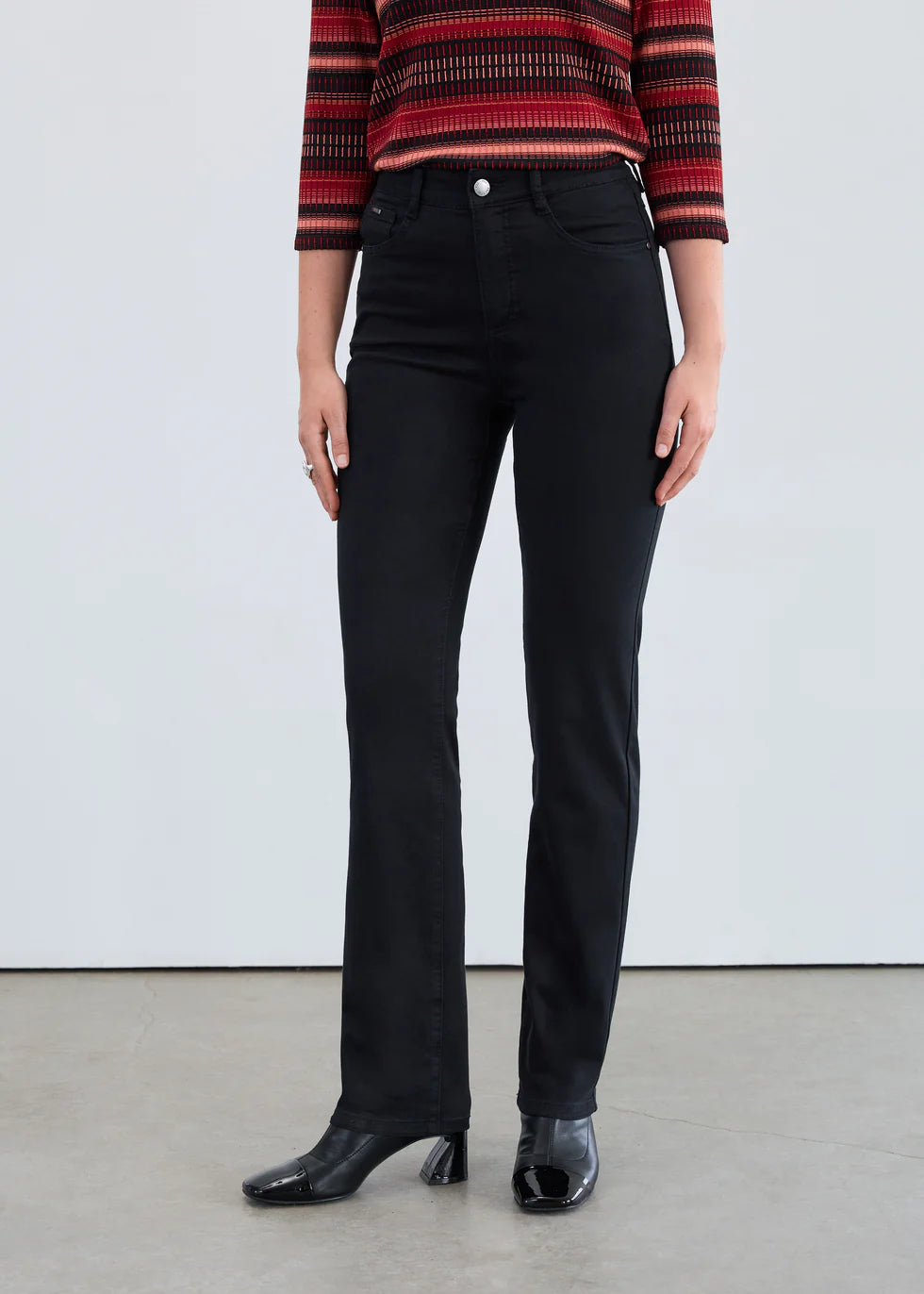 Suzanne Straight Leg Jean. Style FD6864511