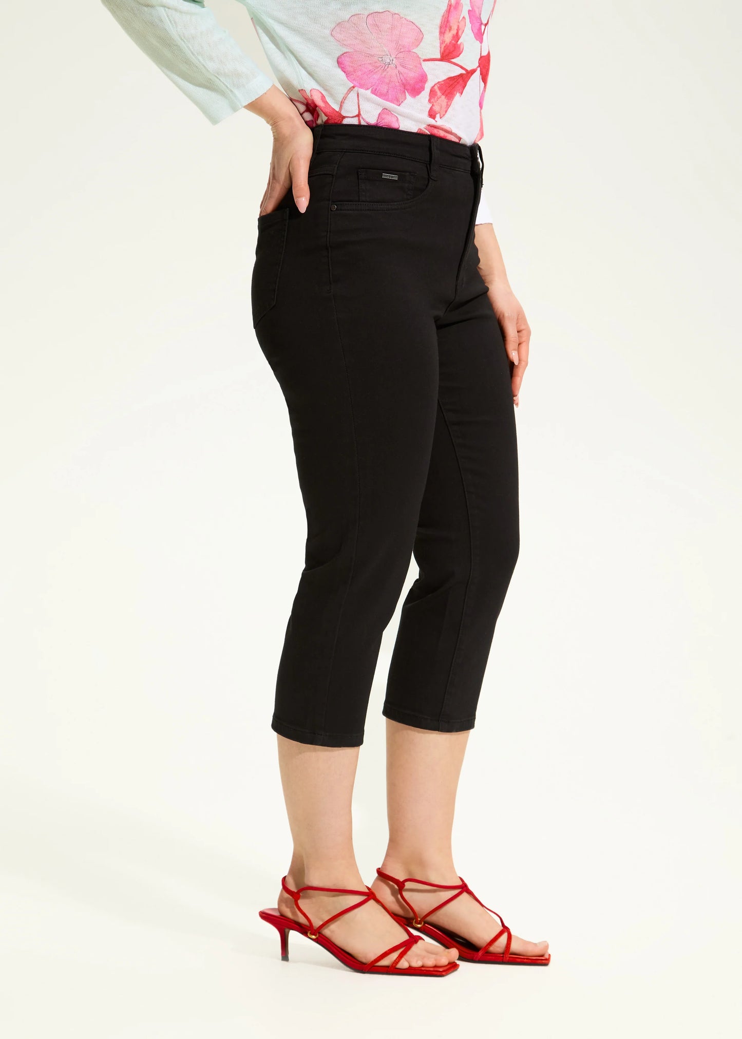 Suzanne Slim Leg Stretch Denim Capri. Style FD6934511