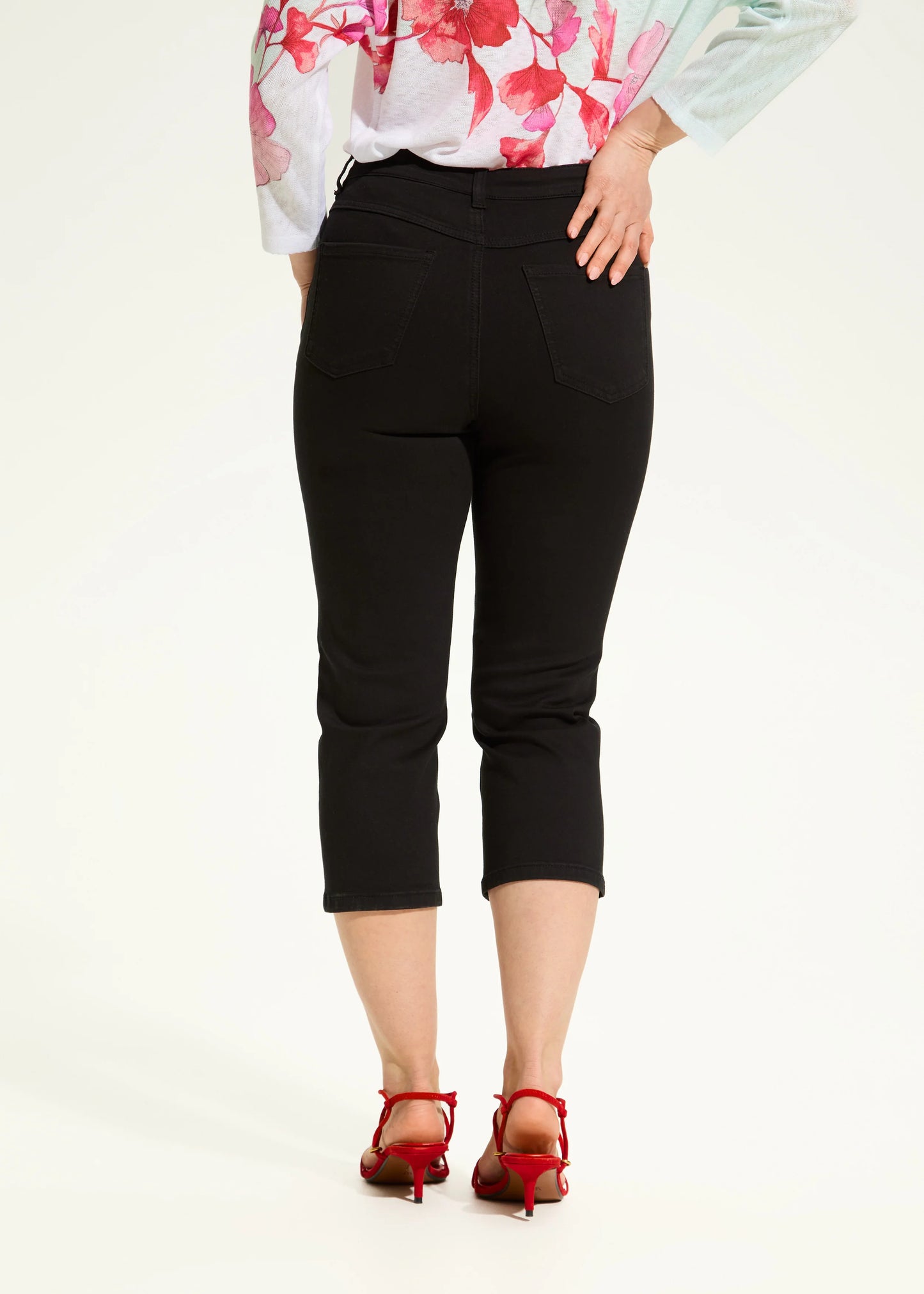 Suzanne Slim Leg Stretch Denim Capri. Style FD6934511