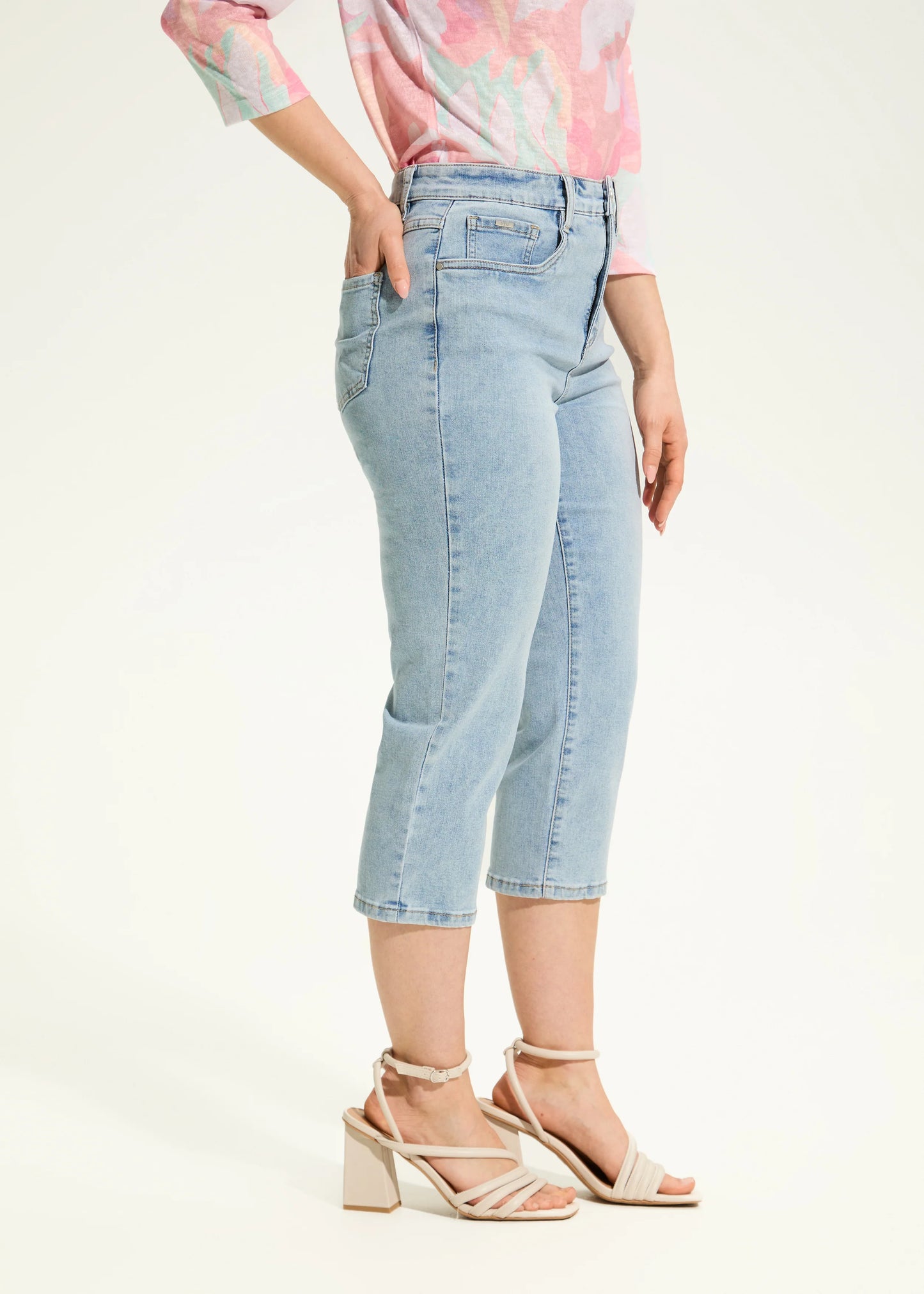 Suzanne Striaght Leg Capri. Style FD6970115