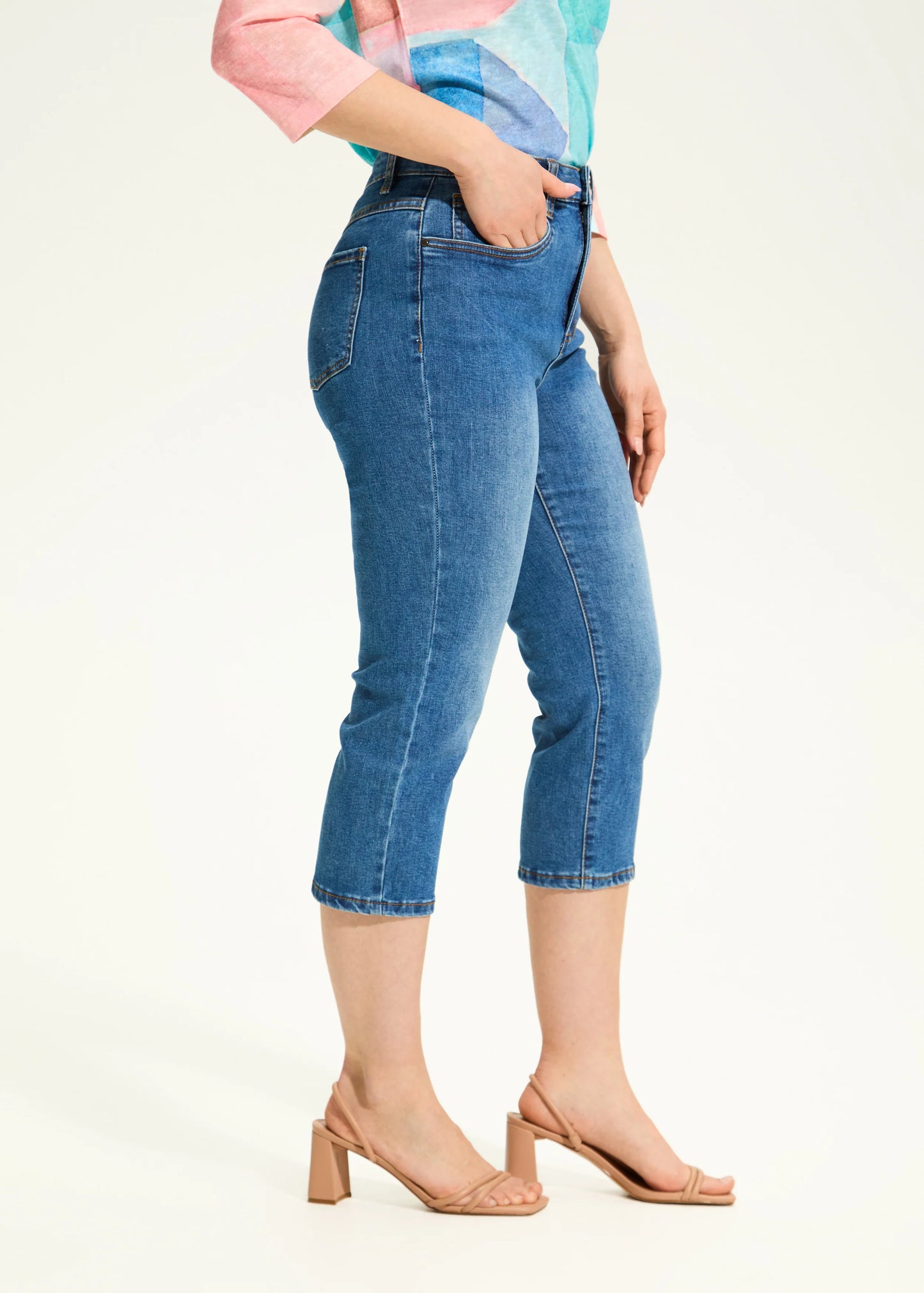 Suzanne Striaght Leg Capri. Style FD6970115
