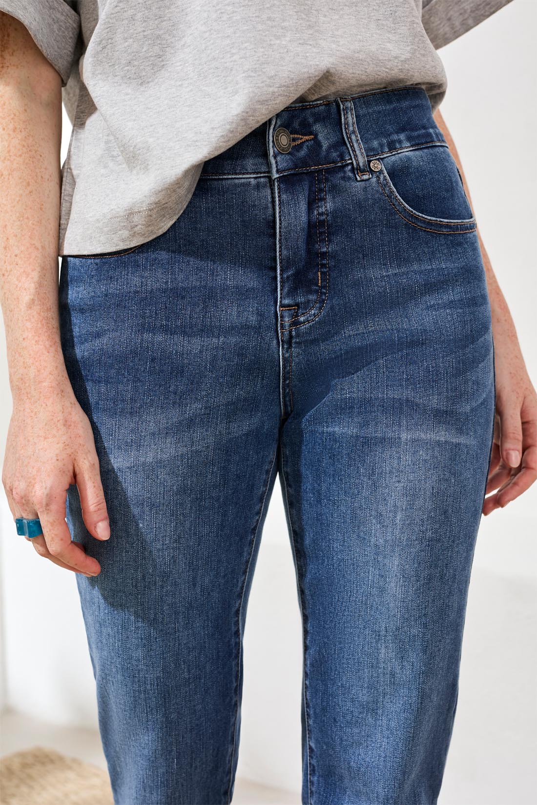 Petite Sophia Curvy Straight Leg Jean. Style TR7572U-5050