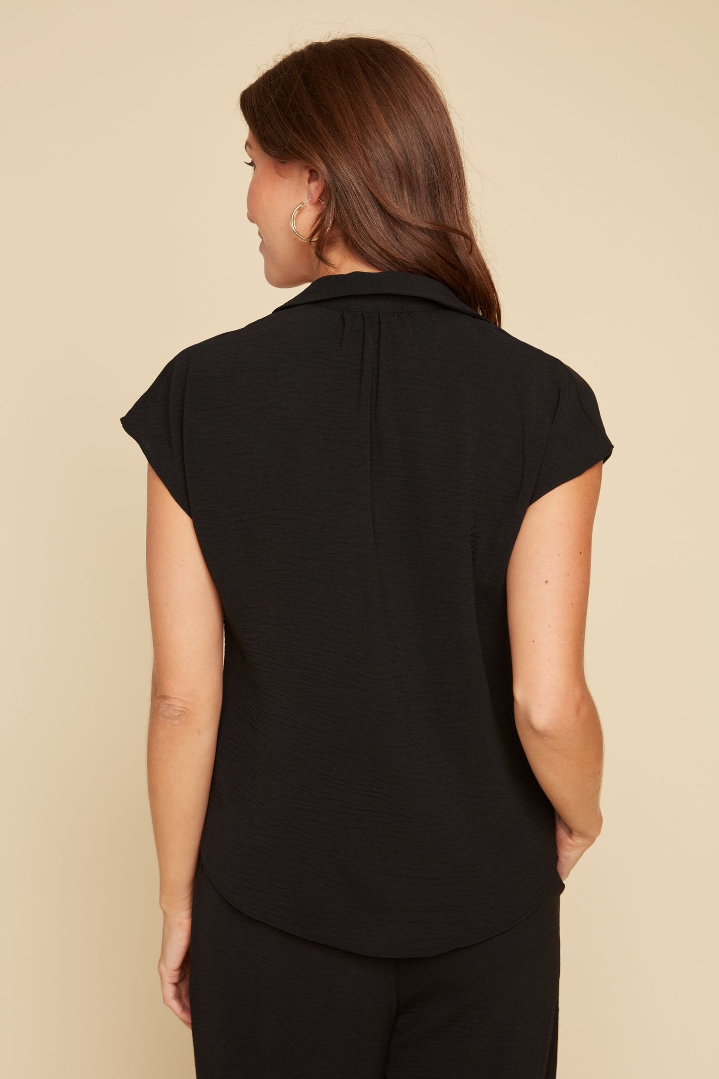 Crinkled Sleevless Button Front Top. Style RENR5146-363