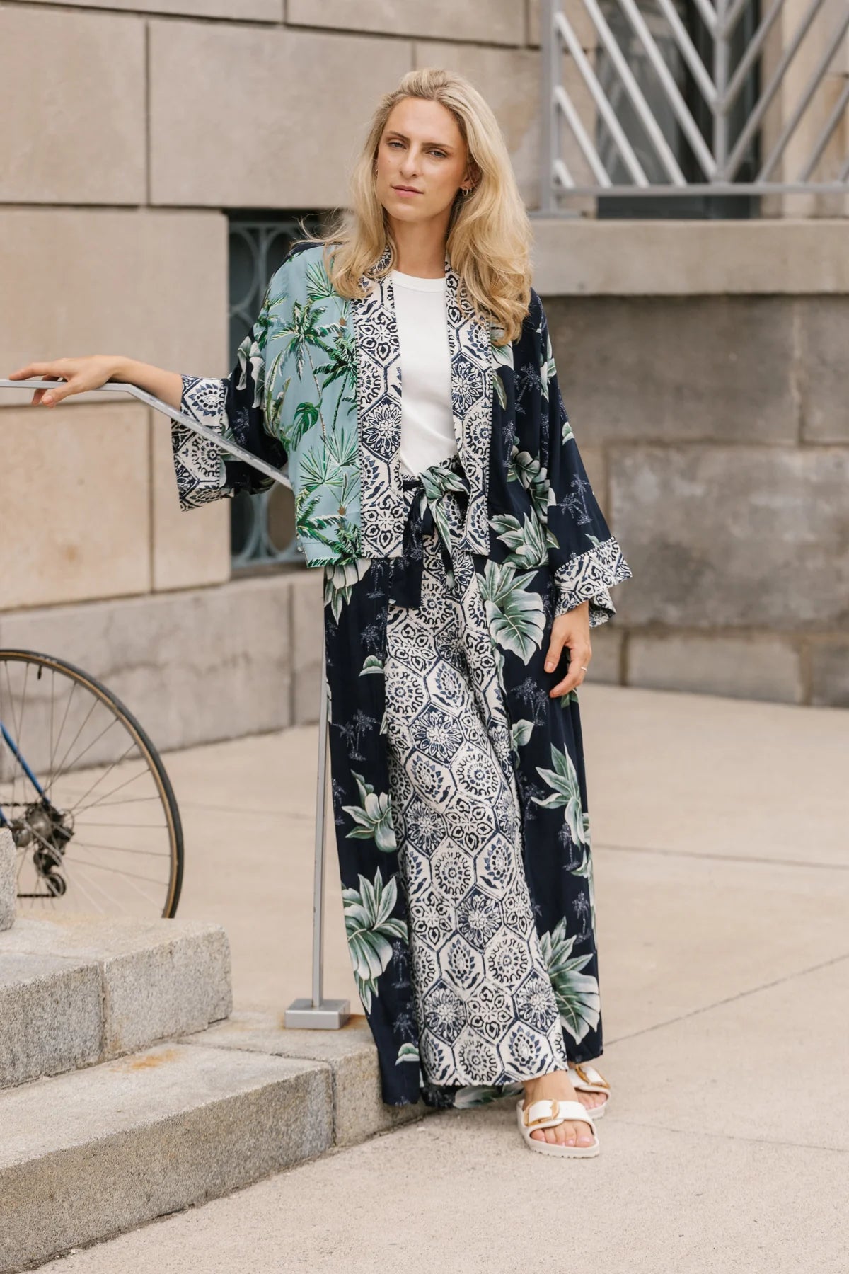 Cropped Relaxed Fit Tropical Prints Palm Cardigan. Style SHNP5789