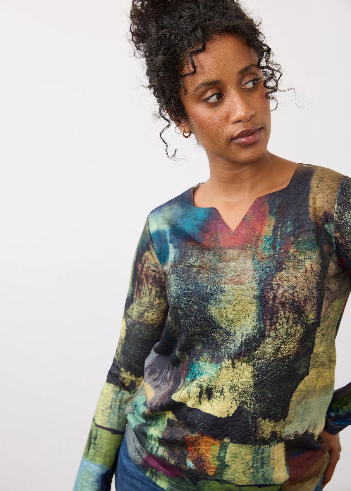 Long Sleeve Lightweight Notch Neck Printed Top. Style FD3943451