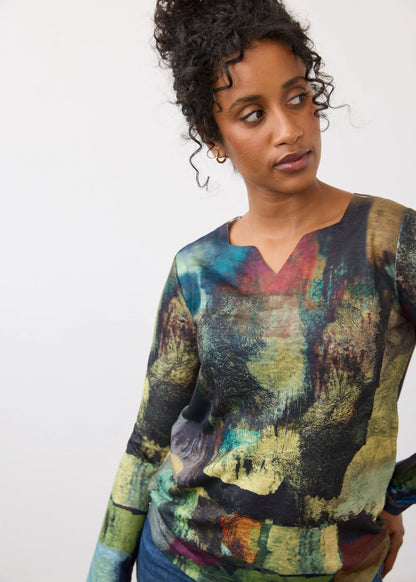 Long Sleeve Lightweight Notch Neck Printed Top. Style FD3943451