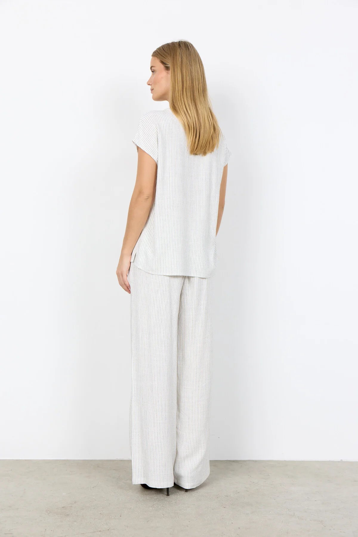Notched V-Neck Vertical Stripes Short Sleeve Top. Style SOYA41585