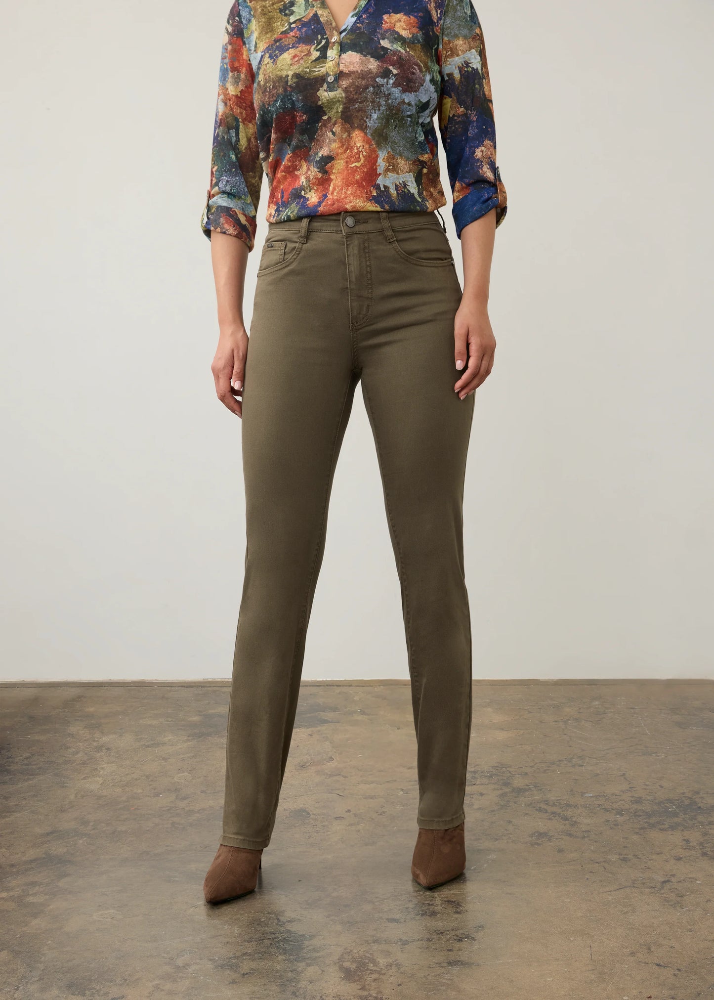 Suzanne Straight Leg Jean. Style FD6864511