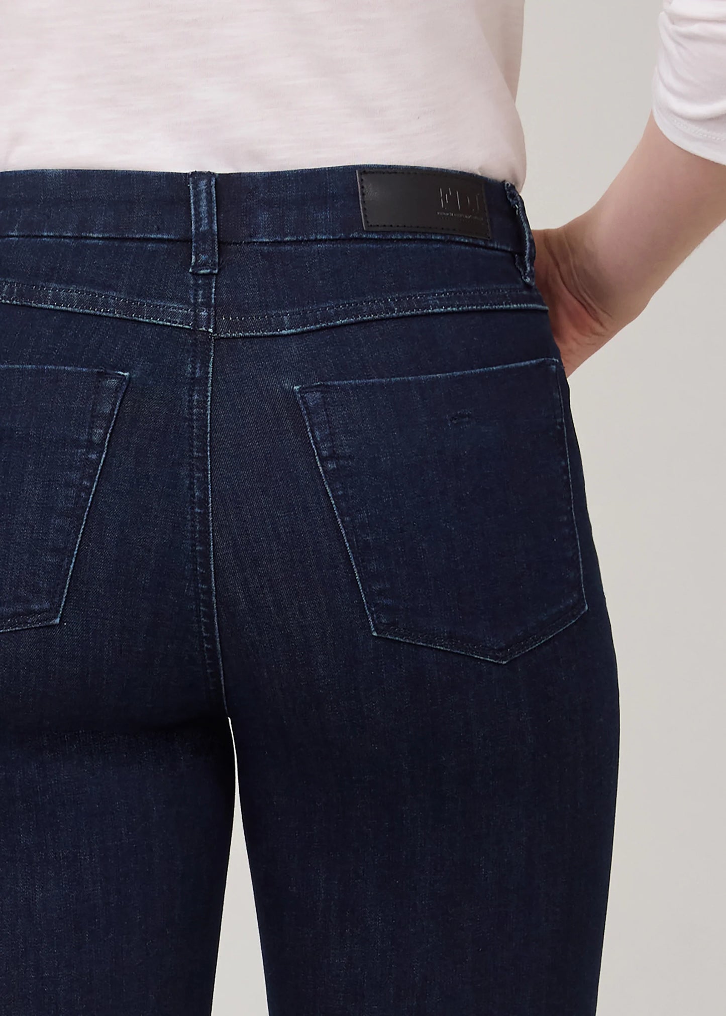 Petite Olivia Straight Leg Jean. Style FD4468250