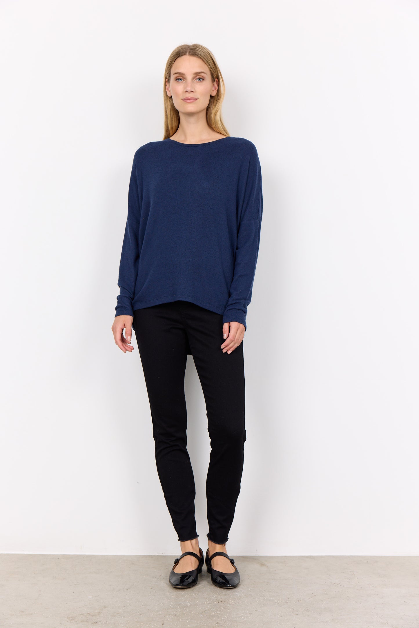 Round Neck Lightweight Knit Sweater. Style SOYA3F24788