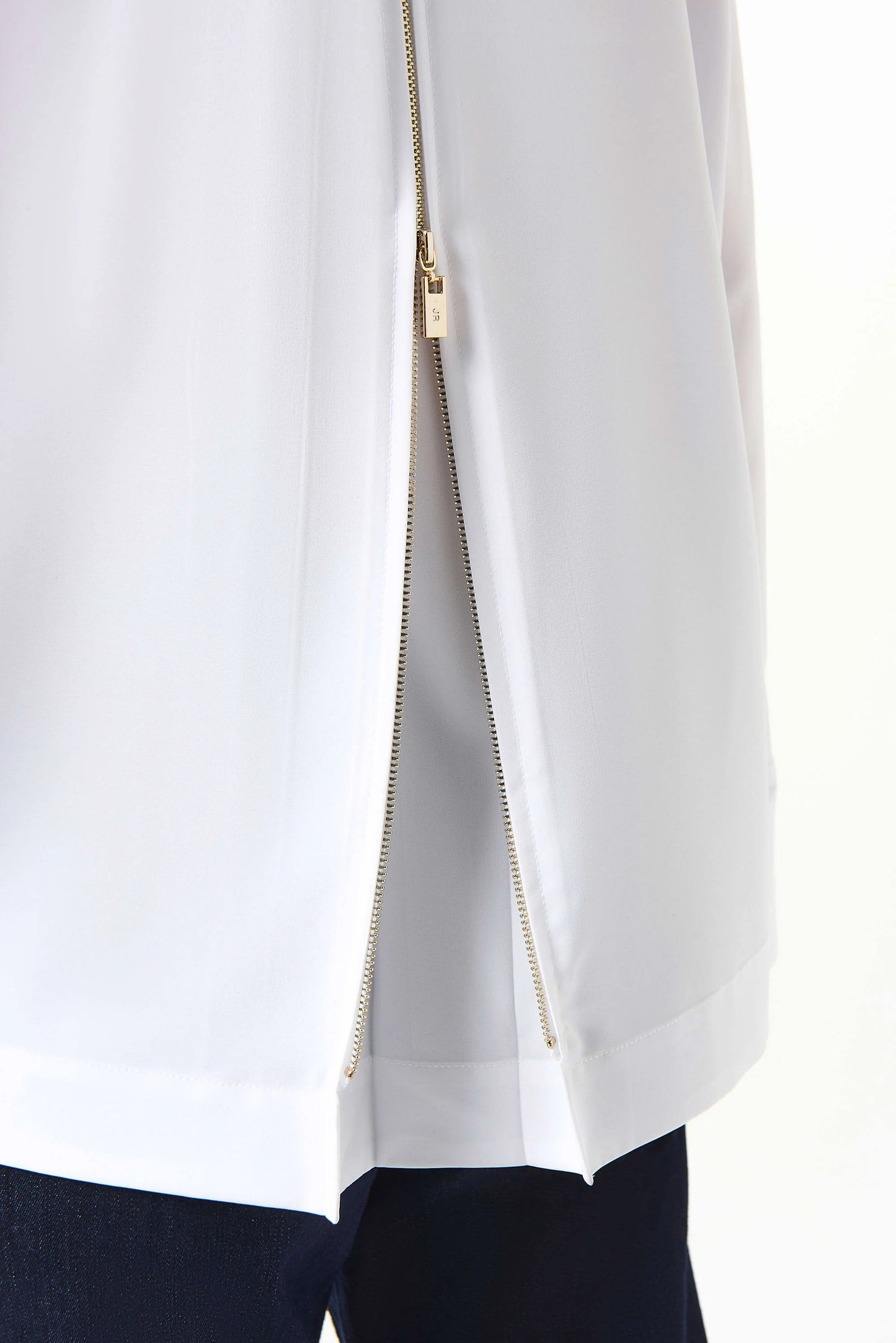 Stretch Poplin Button-Front Boxy Blouse. Style JR253923