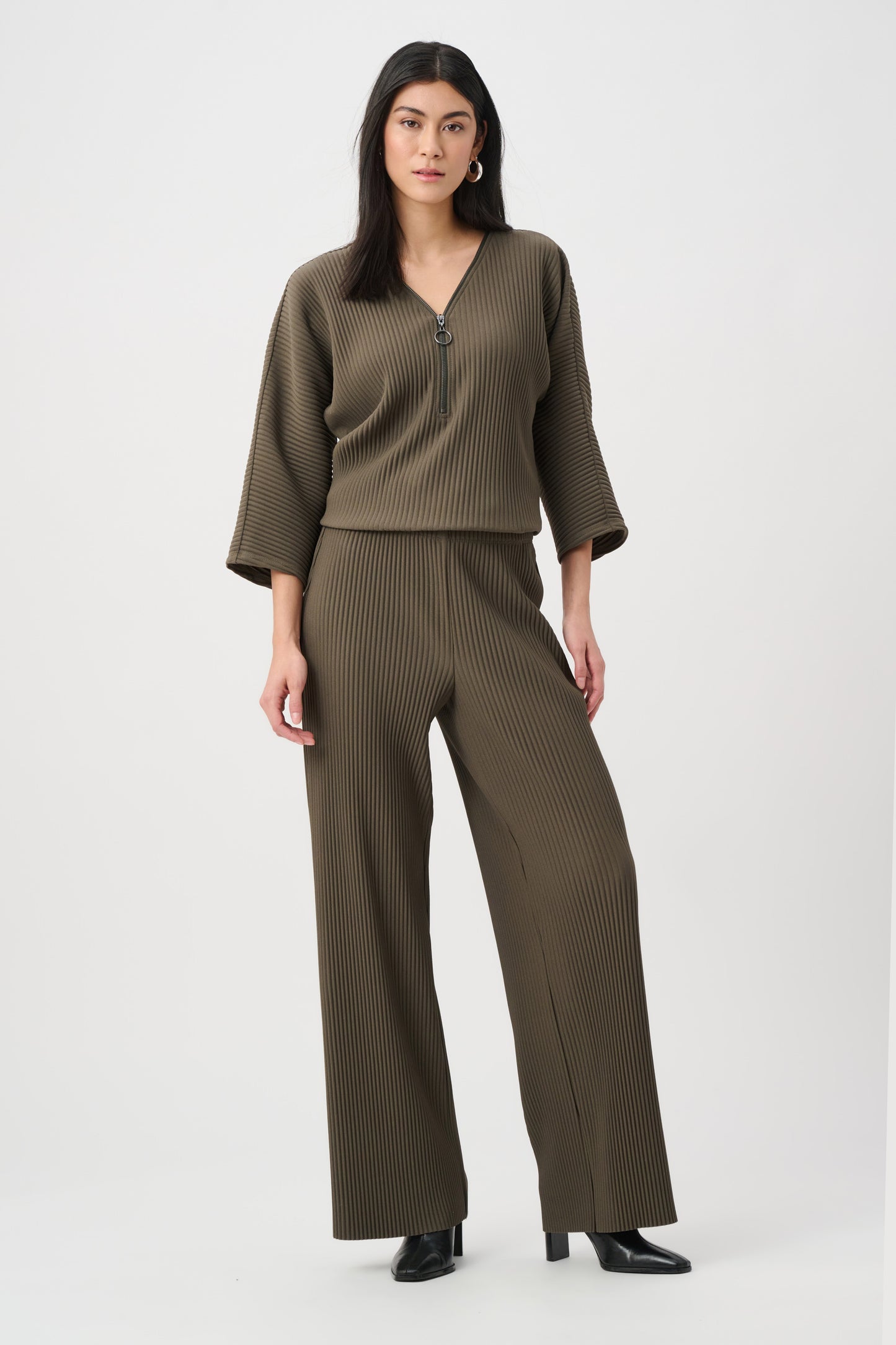 Pleated Scuba Crepe Wide-Leg Pants. Style JR254006