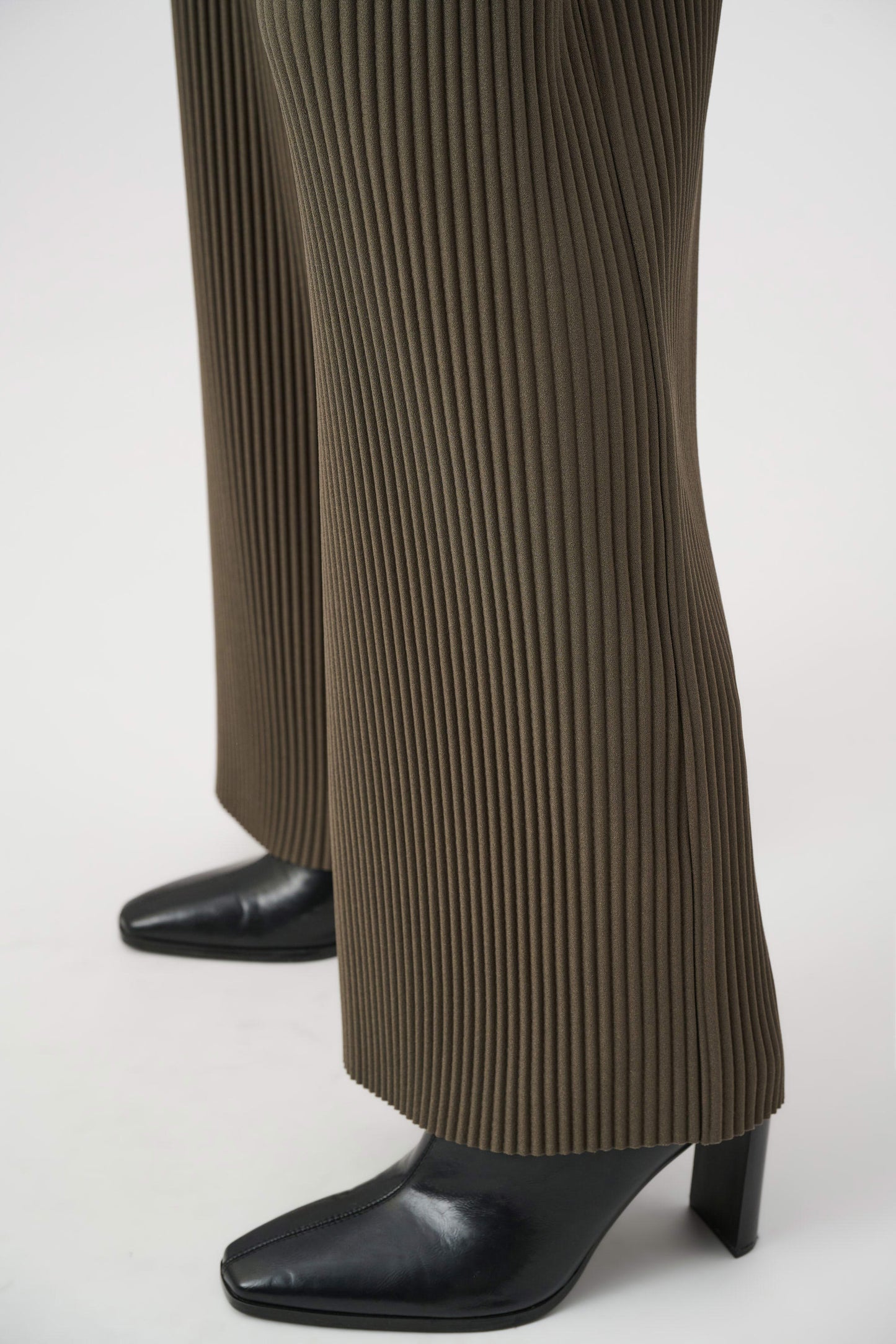 Pleated Scuba Crepe Wide-Leg Pants. Style JR254006