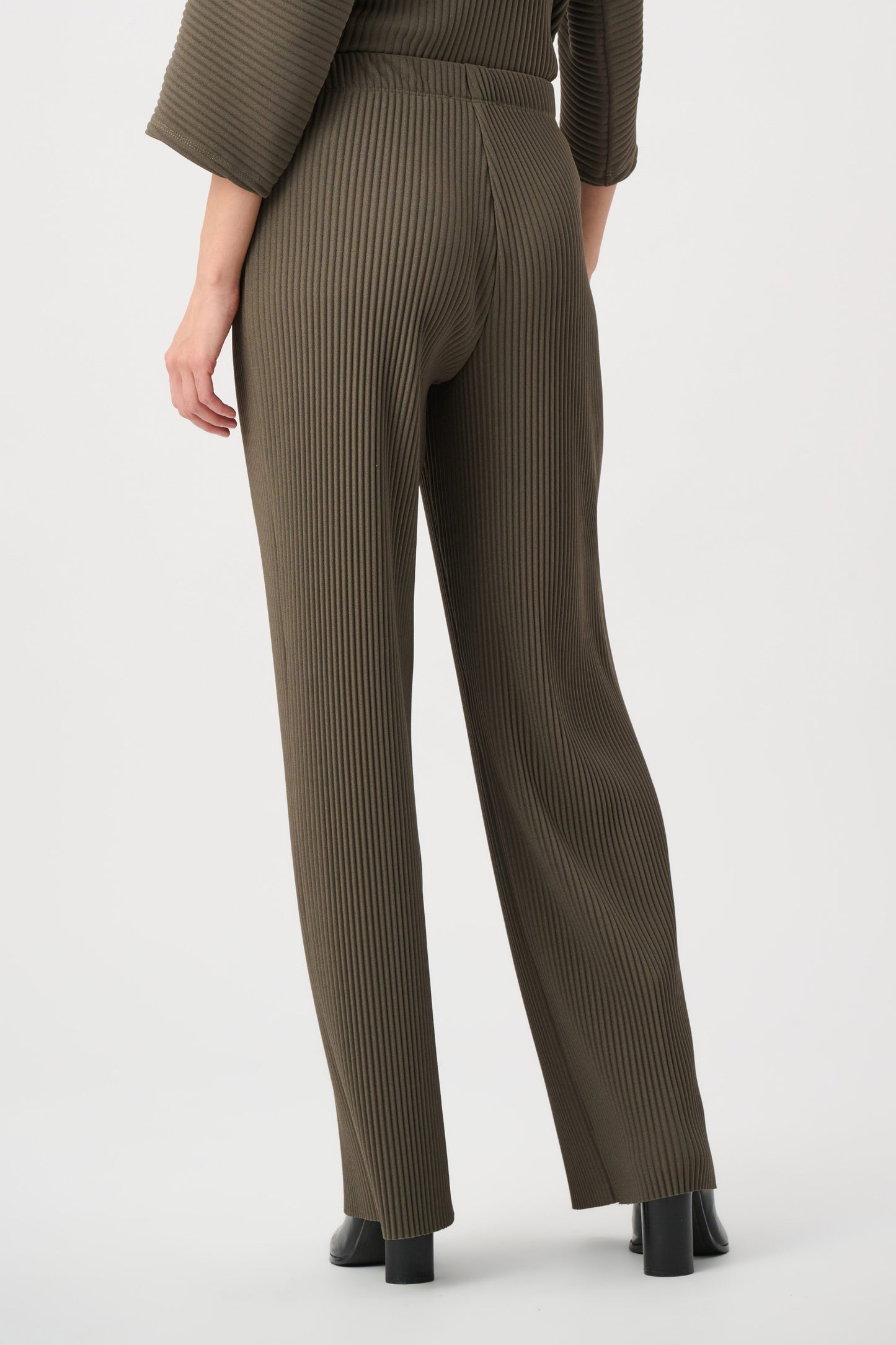 Pleated Scuba Crepe Wide-Leg Pants. Style JR254006