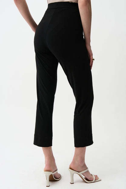 Black Pull-On Cropped Pant. Style JR261243