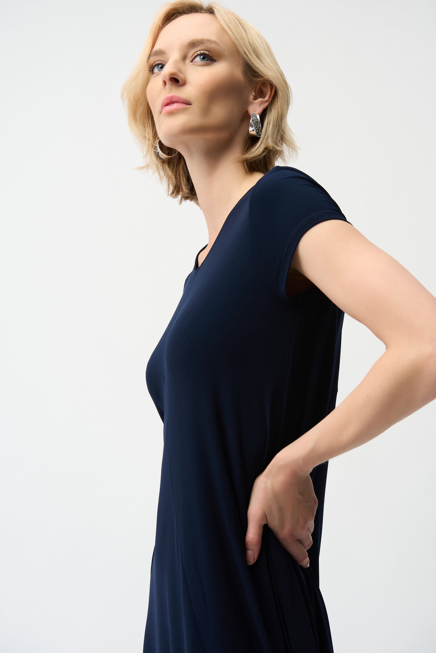 Short Sleeve Scoop Neck Cocoon Dress. Style JR261259