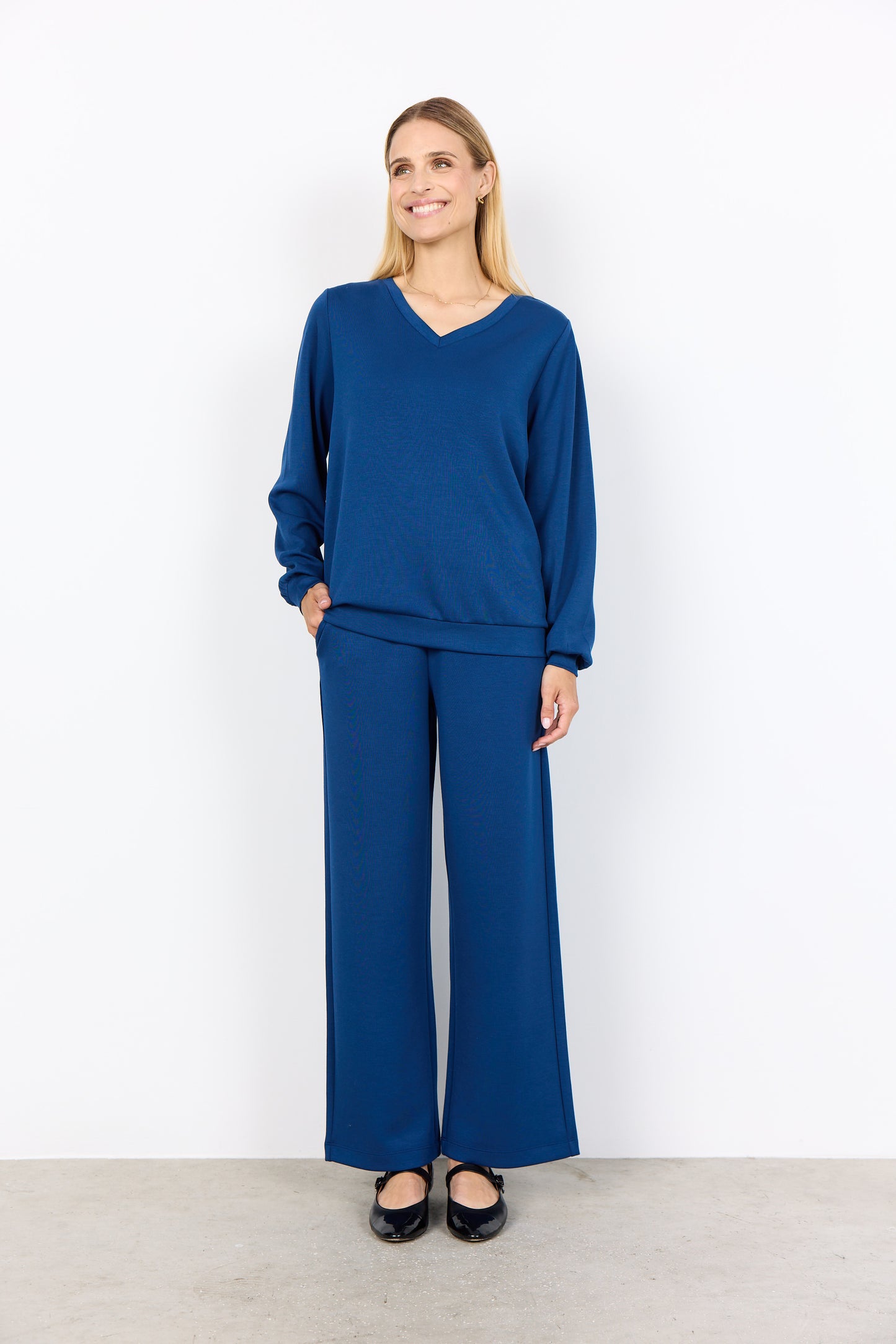 Blue Long Sleeve V-Neck Top. Style SOYA4F26701