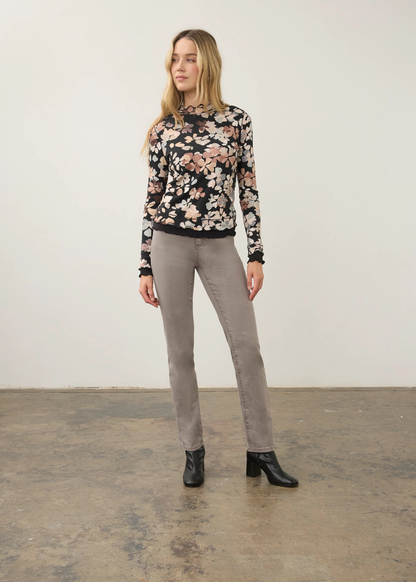 Suzanne Straight Leg Jean. Style FD6864511