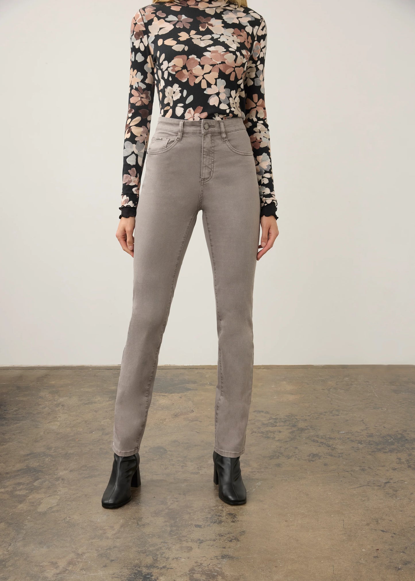 Suzanne Straight Leg Jean. Style FD6864511