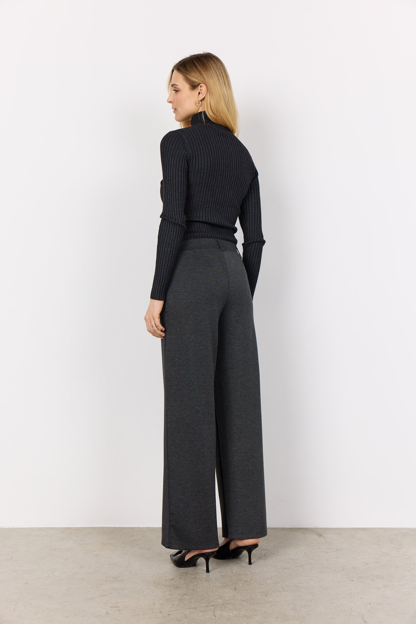 Ribbed Long Sleeve Turtleneck Sweater. Style SOYA33043