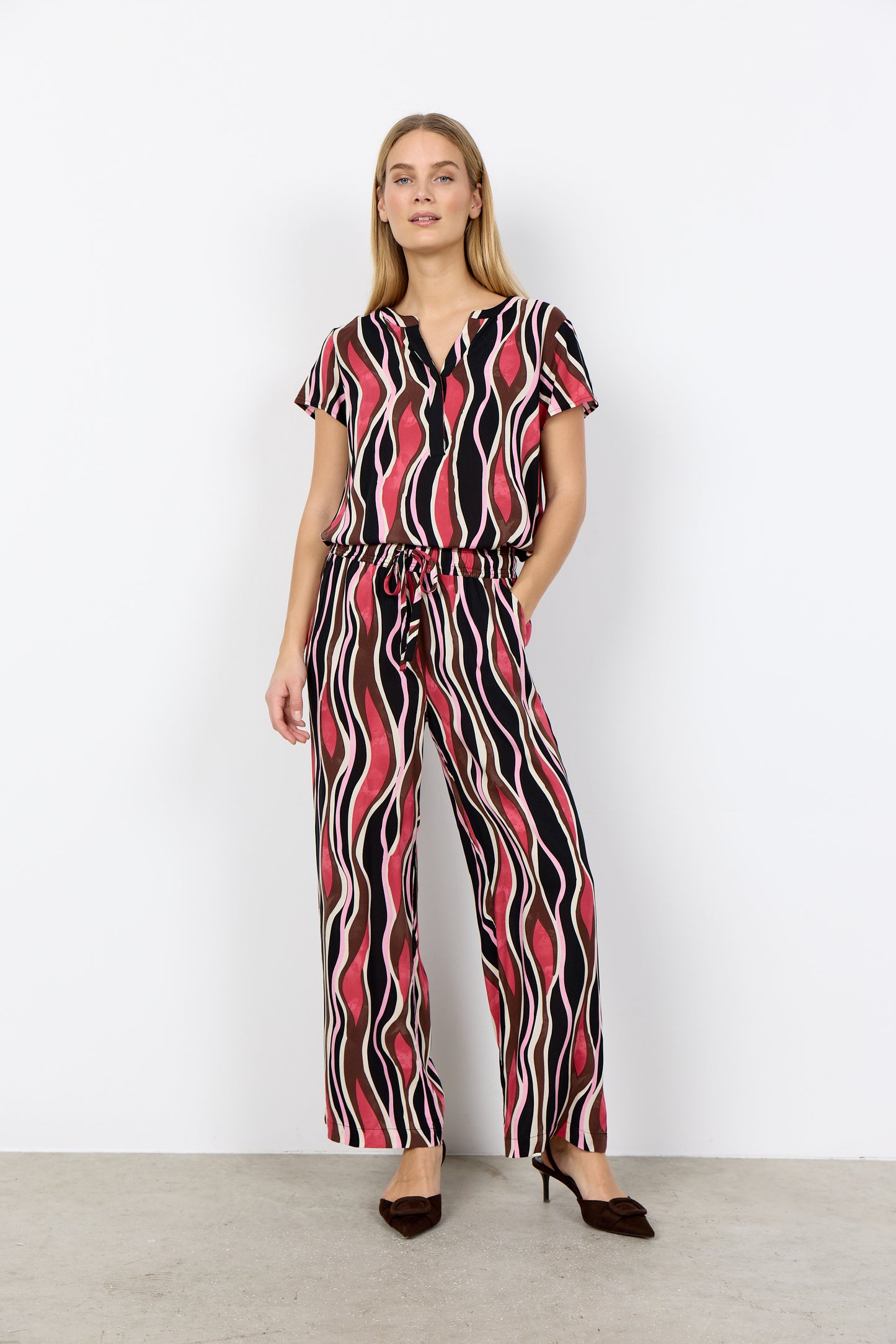 Abstract Print Notch V-Neck with Hidden Buttons Lightweight Top. Style SOYA41647