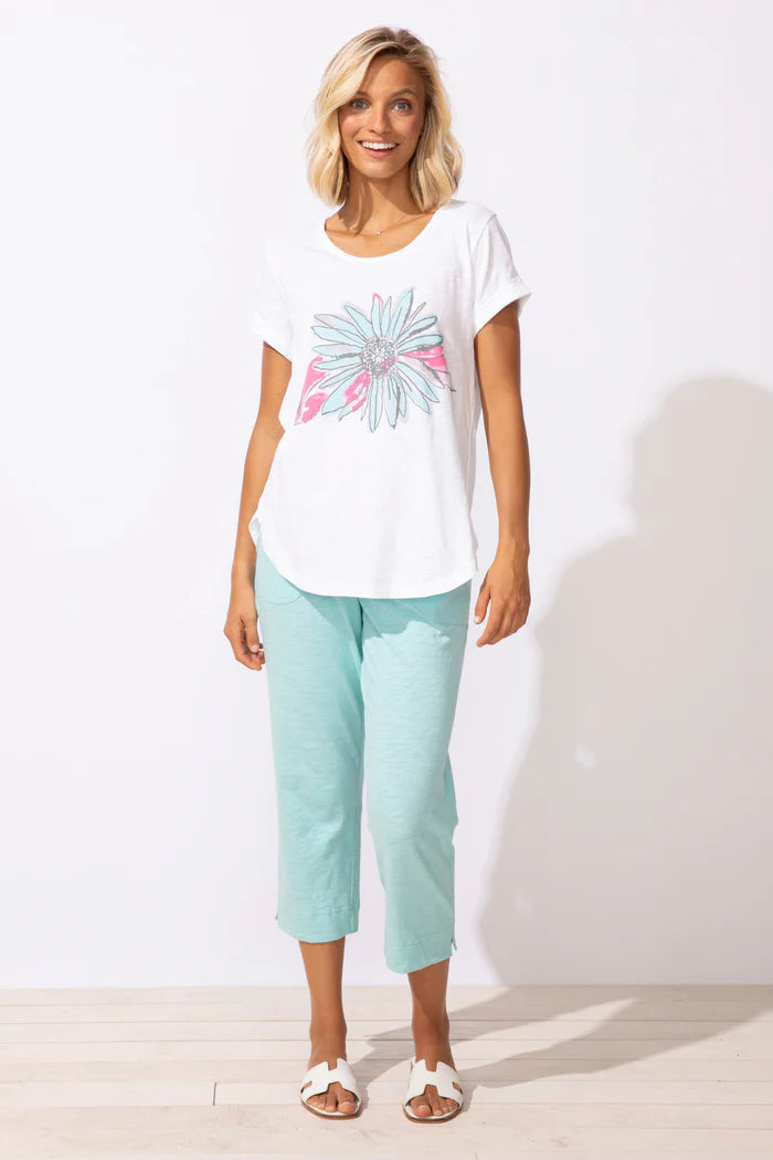 Round Neckline Daisy Print Short Sleeve Top. Style ESC52634