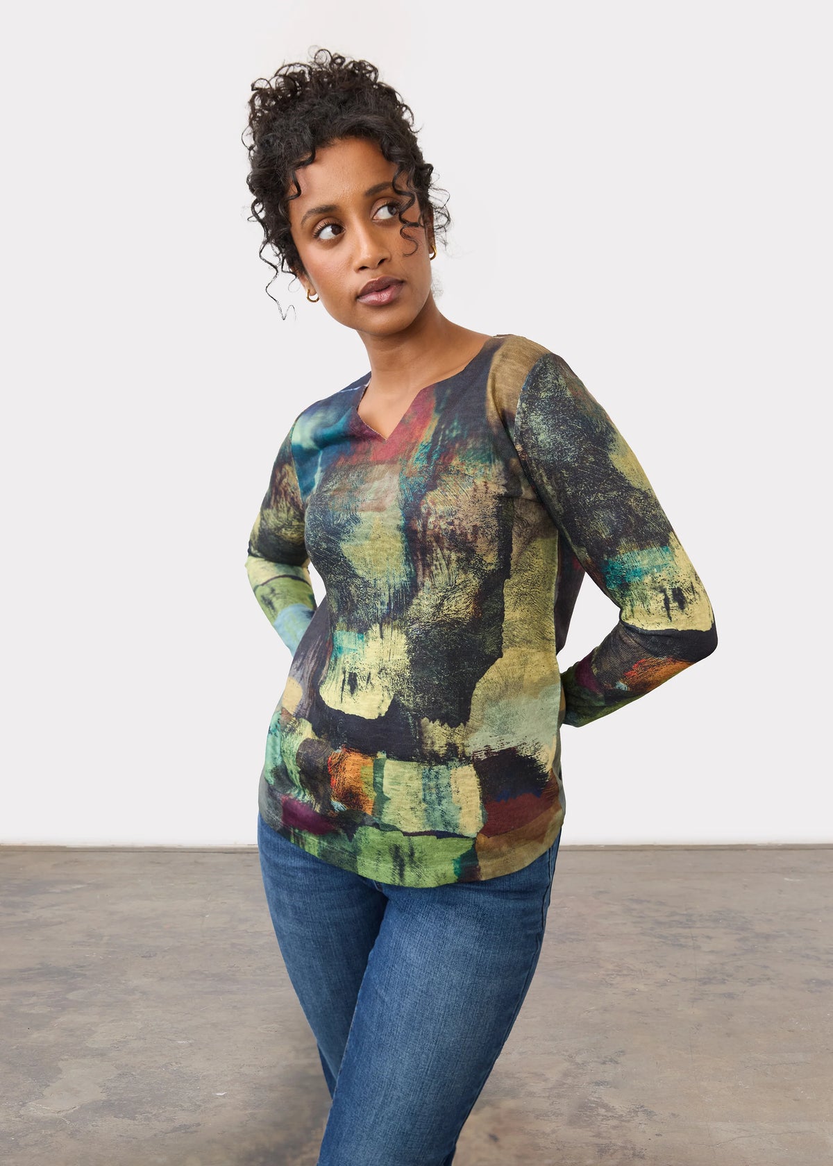 Long Sleeve Lightweight Notch Neck Printed Top. Style FD3943451