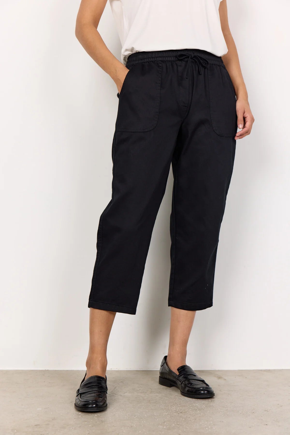 Pull-On Elastic Waist Solid Colour Cropped Pant. Style SOYA18042