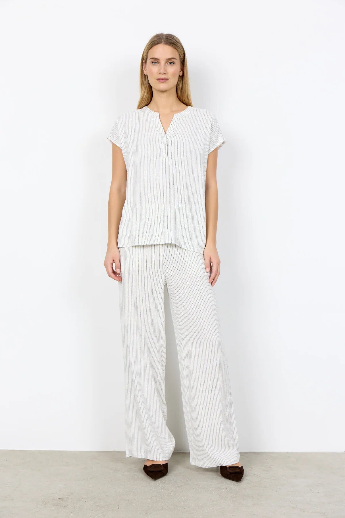 Notched V-Neck Vertical Stripes Short Sleeve Top. Style SOYA41585