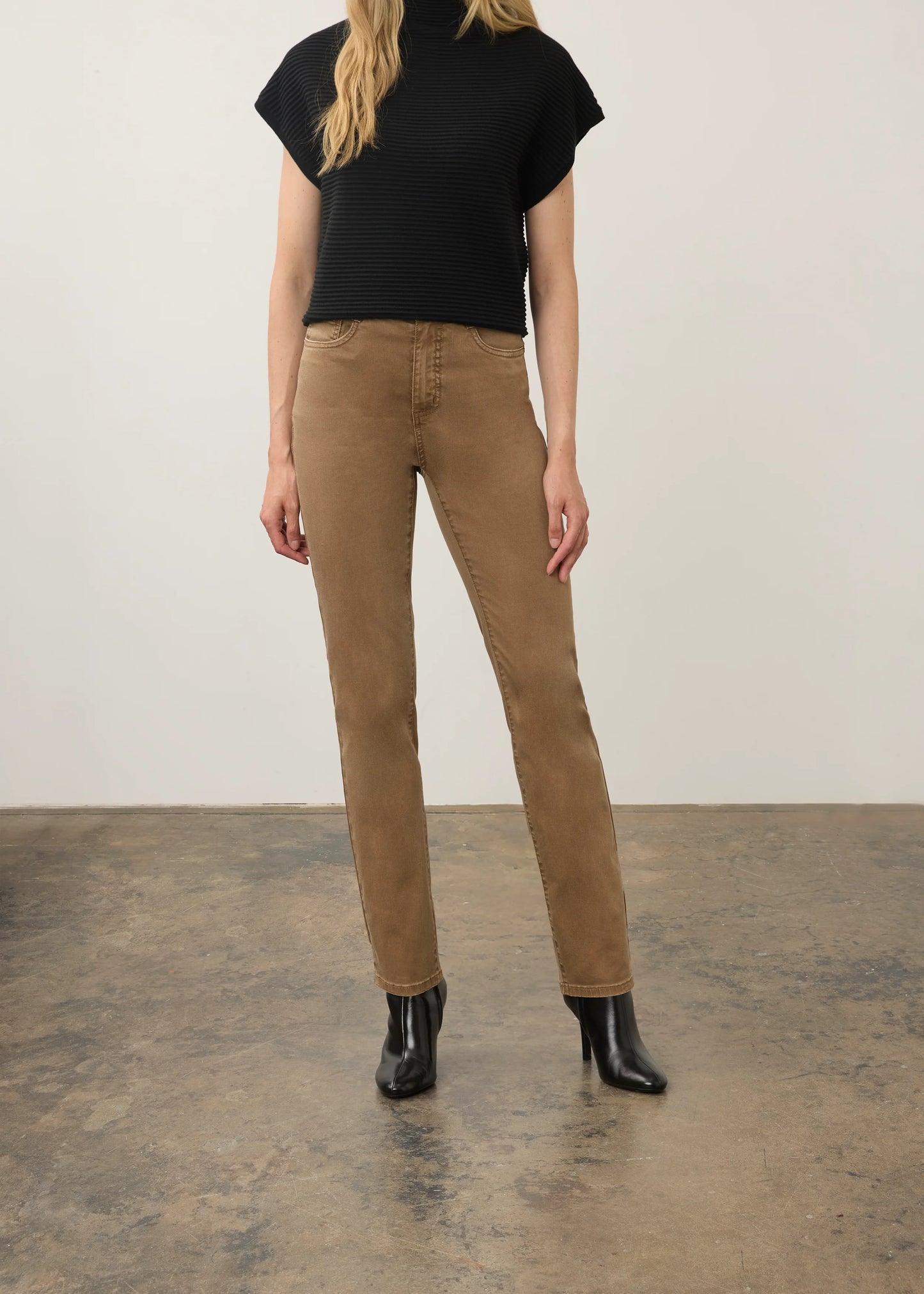 Petite Suzanne Straight Leg. Style FD8864511