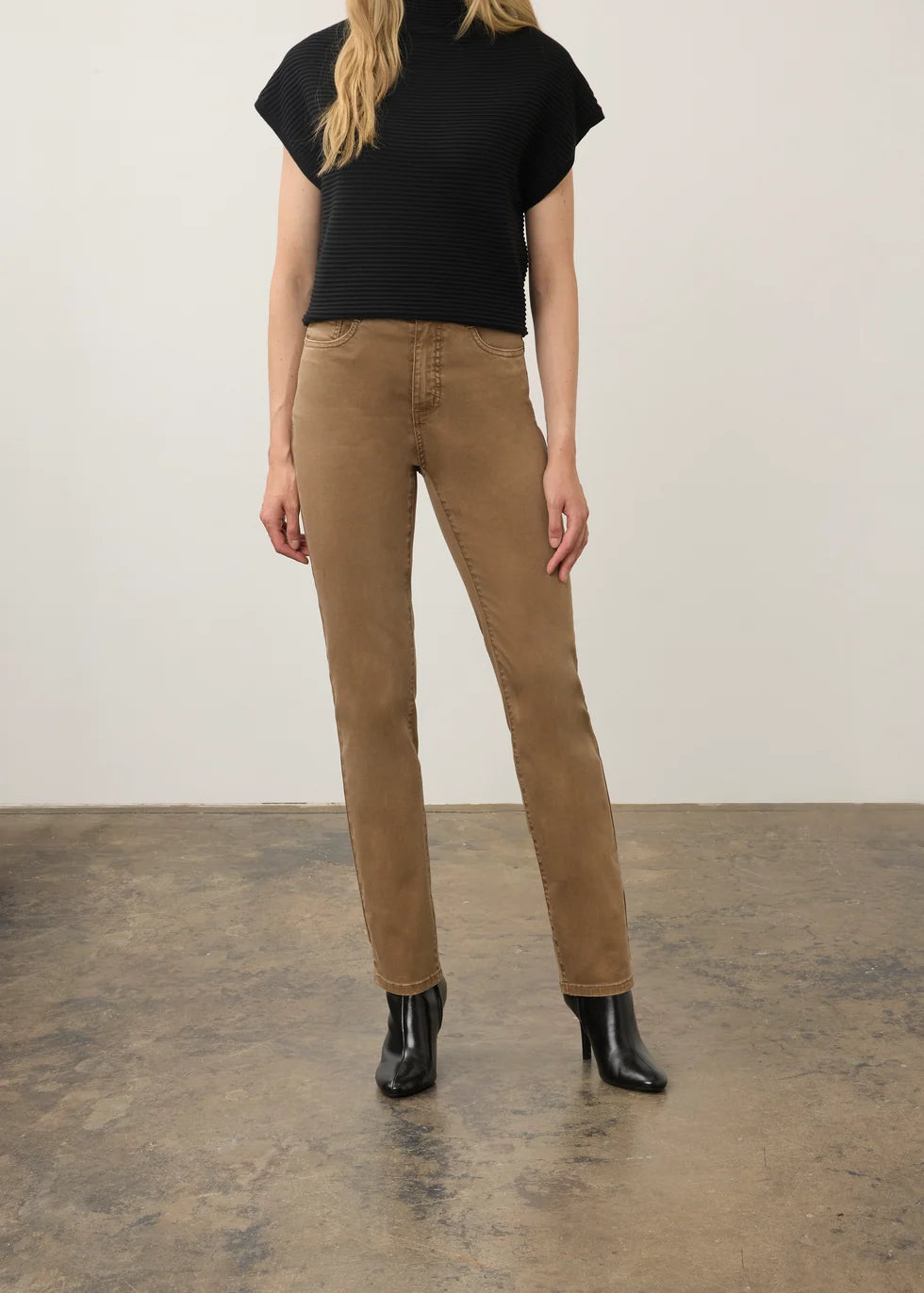 Suzanne Straight Leg Jean. Style FD6864511