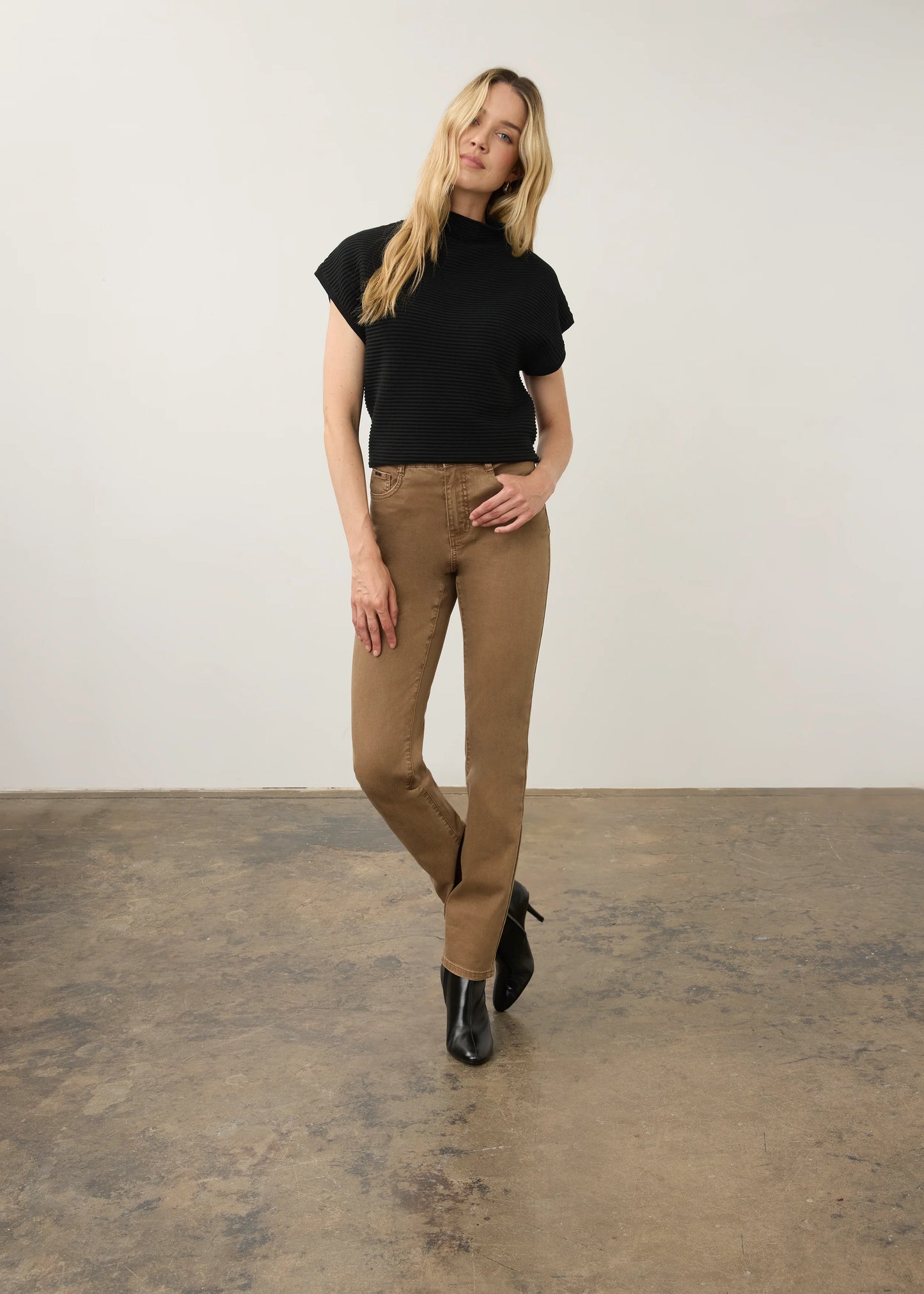 Petite Suzanne Straight Leg. Style FD8864511