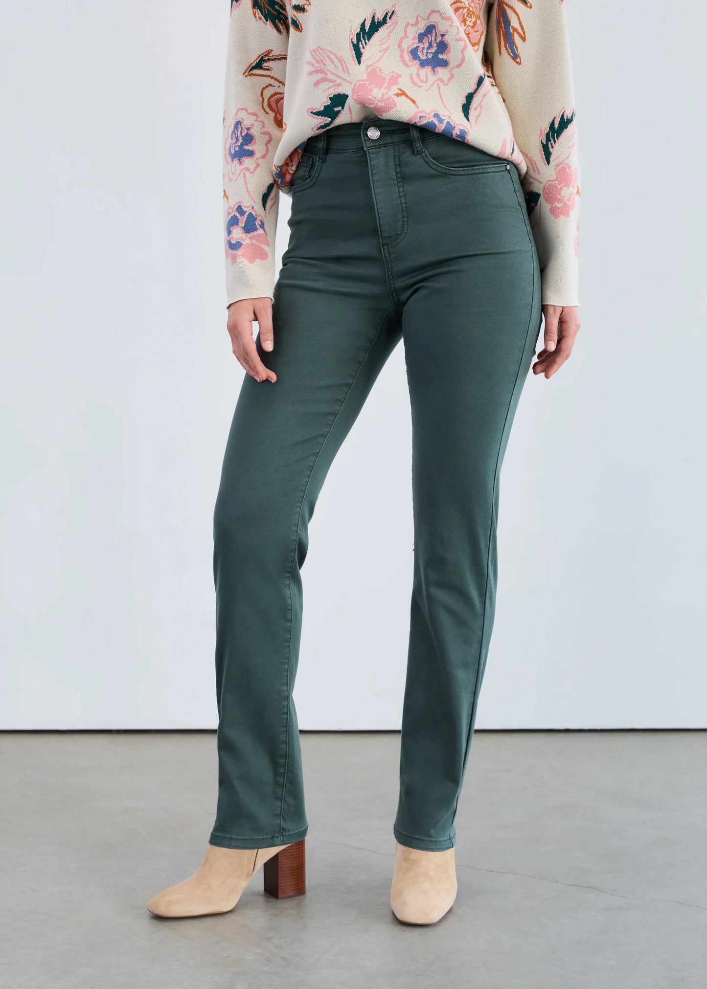 Petite Suzanne Straight Leg Jean. Style FD8864511
