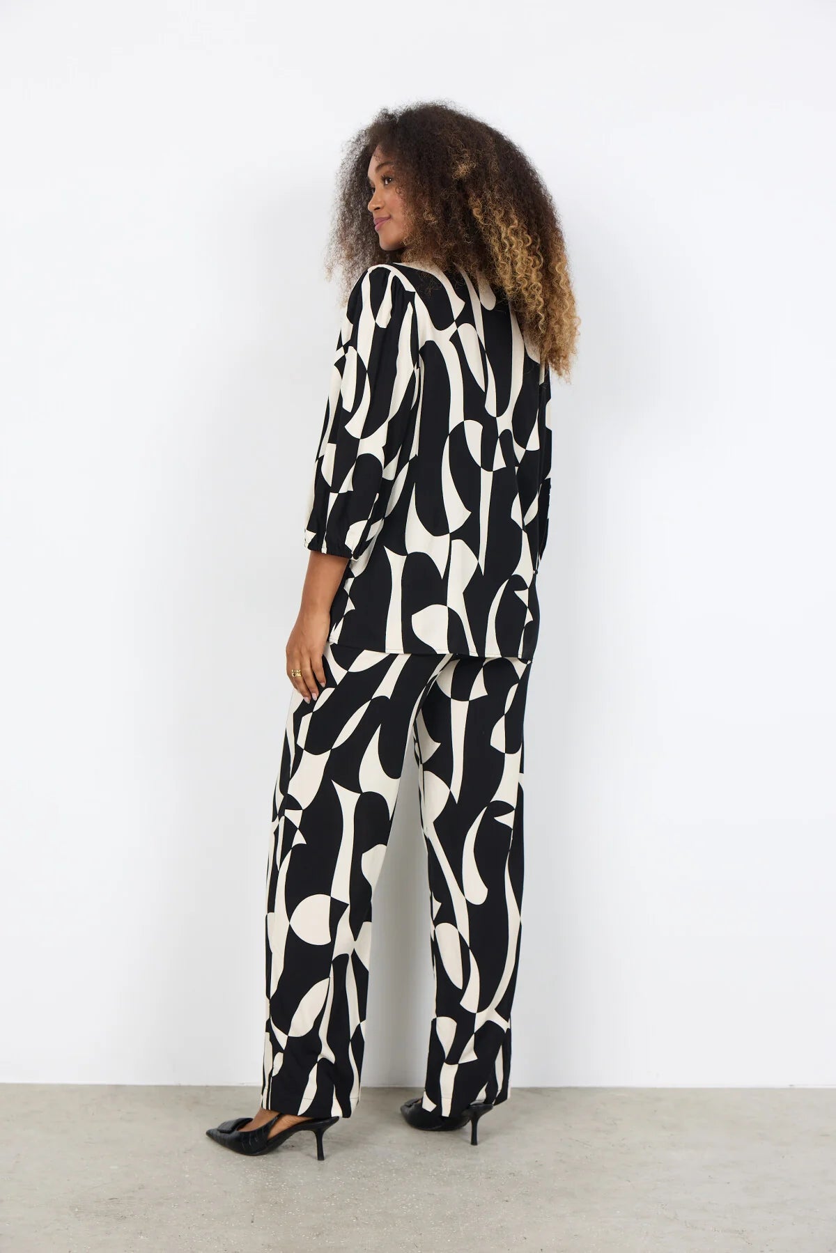 Abstract Print Button Front Elastic Cuffs Top. Style SOYA41612