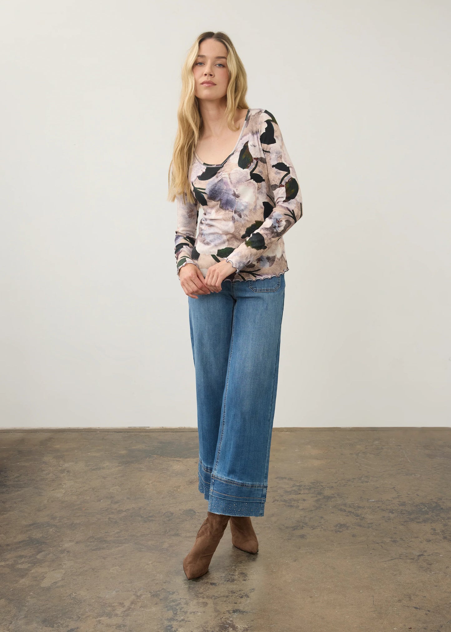 Ruffled Lettuce Trim V-Neck Floral Top. Style FD3077161