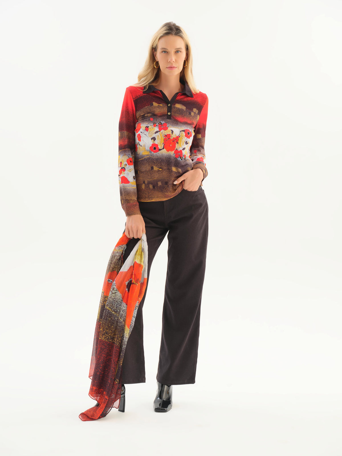 "Ramo De Nubes Rojas" Artist Print Collared Blouse. Style DOLC76631