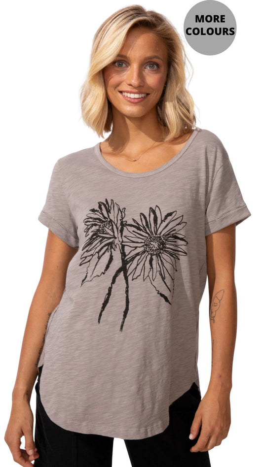 High Low Cuffed Sleeve Daisies Top. Style ESC52734