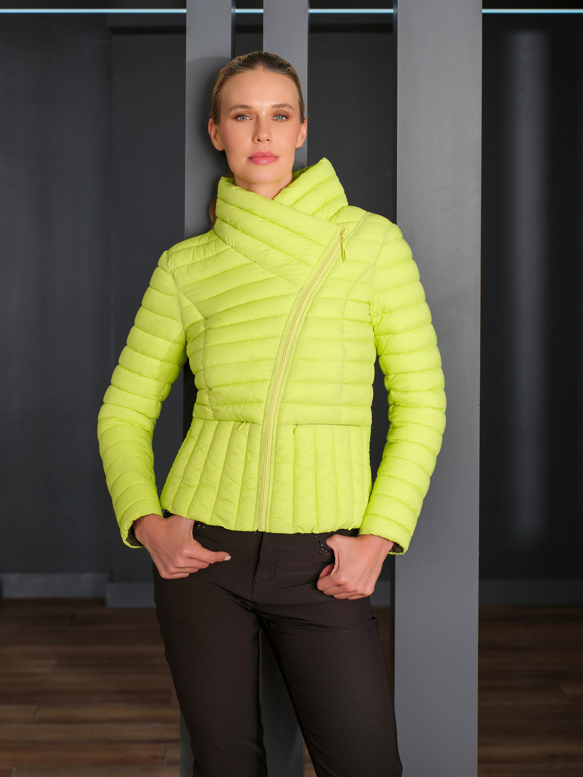 Short Puffer Crossover Collar Jacket. Style DOLC76802