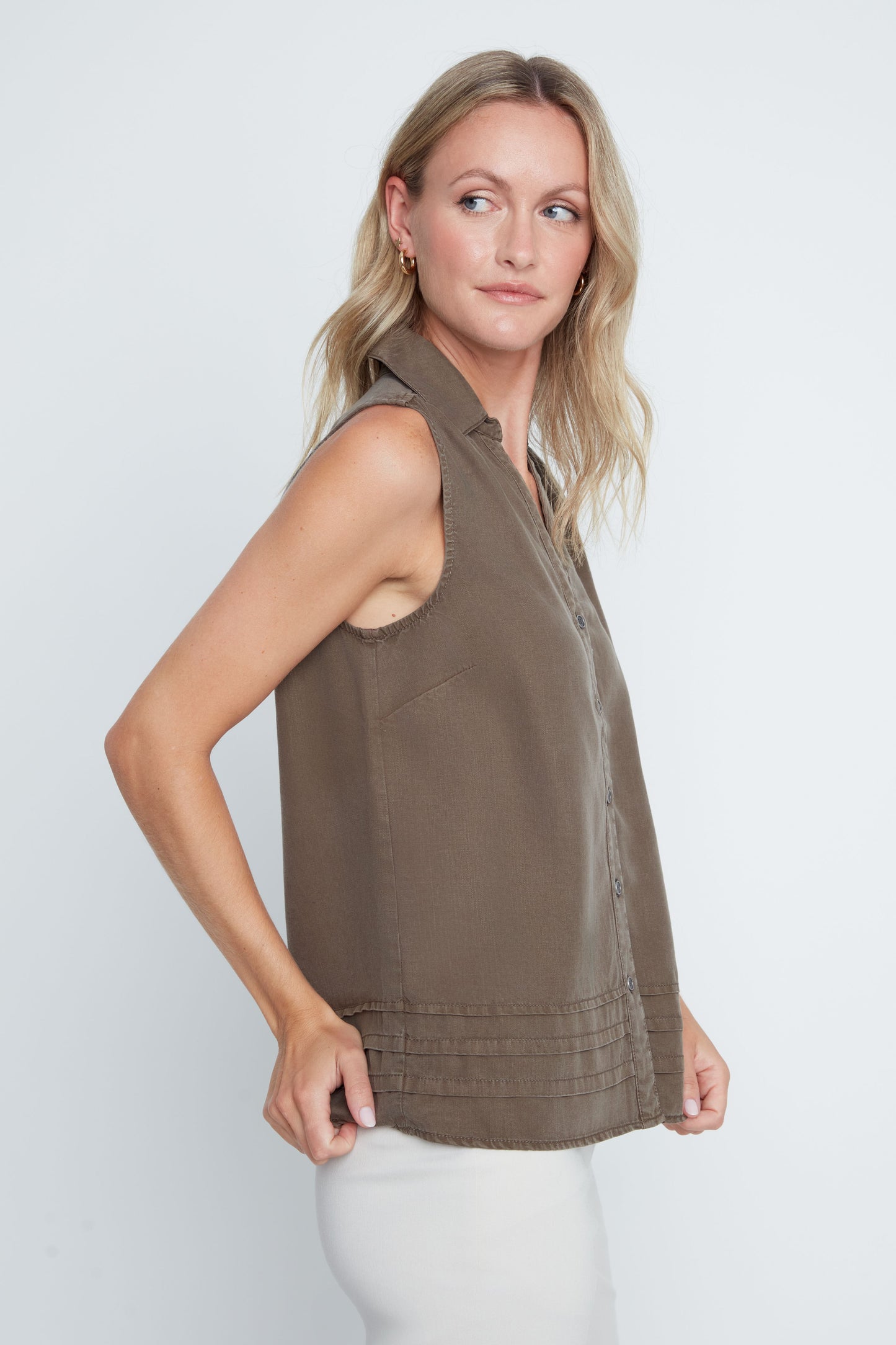 Sleeveless V-Neck Horizontal Pleats Details Blouse. Style REN5231-E3073