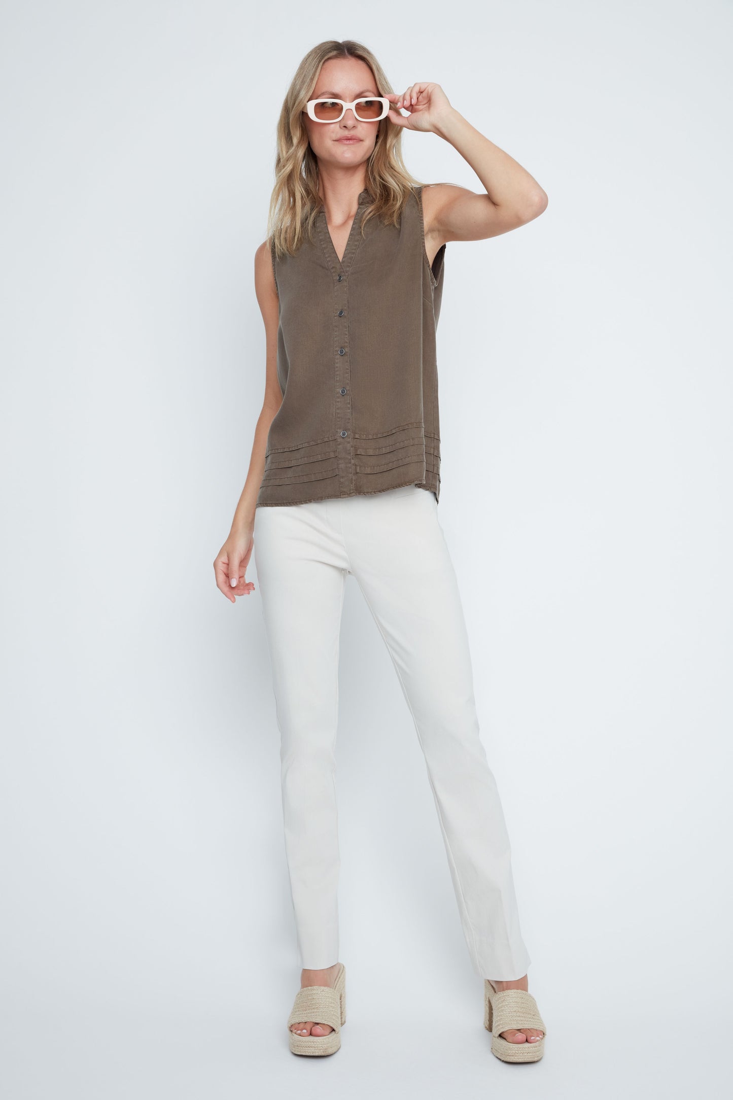 Sleeveless V-Neck Horizontal Pleats Details Blouse. Style REN5231-E3073