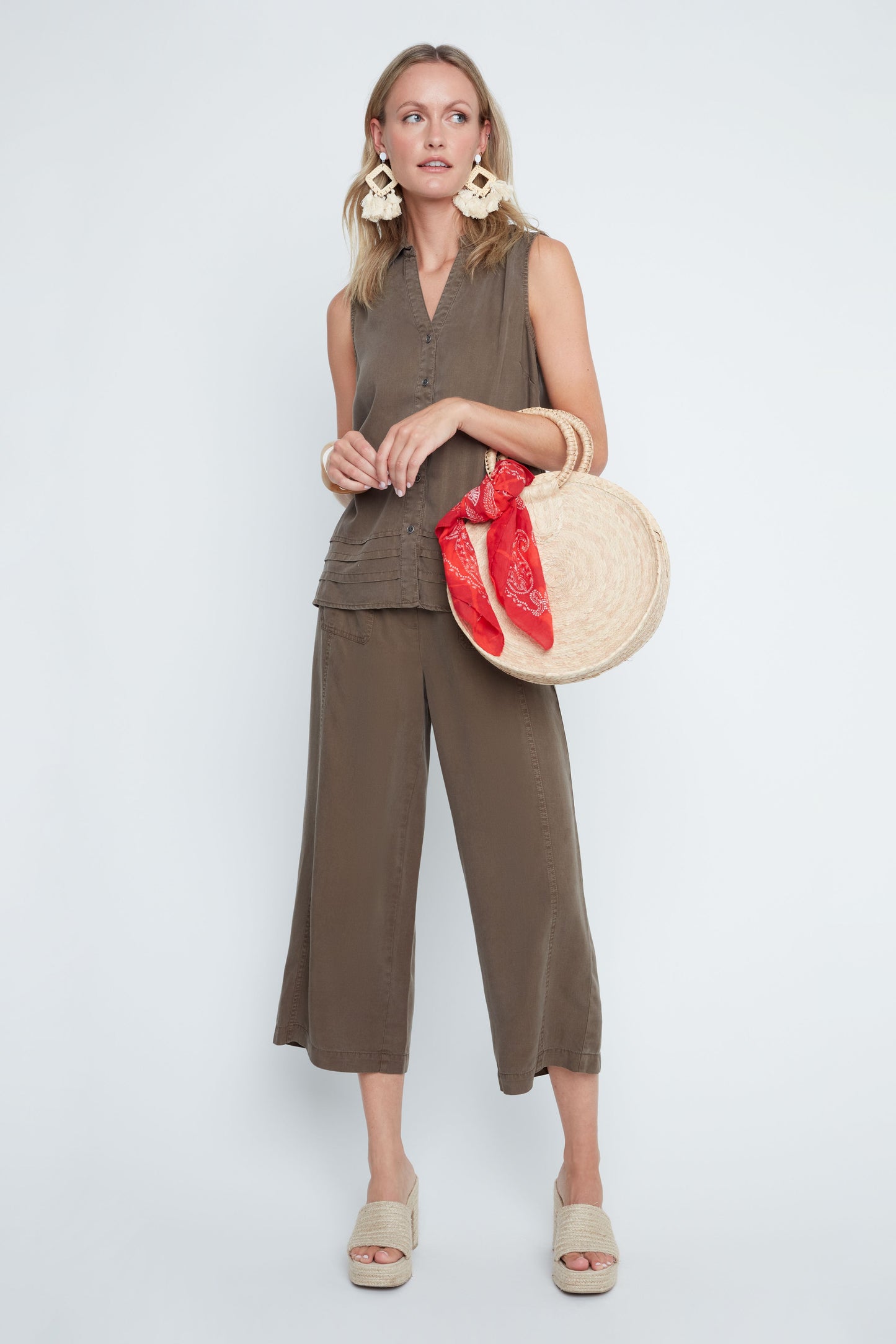 Wide Leg Patch Pockets Pull-On Cropped Pant. Style REN8129-E3073