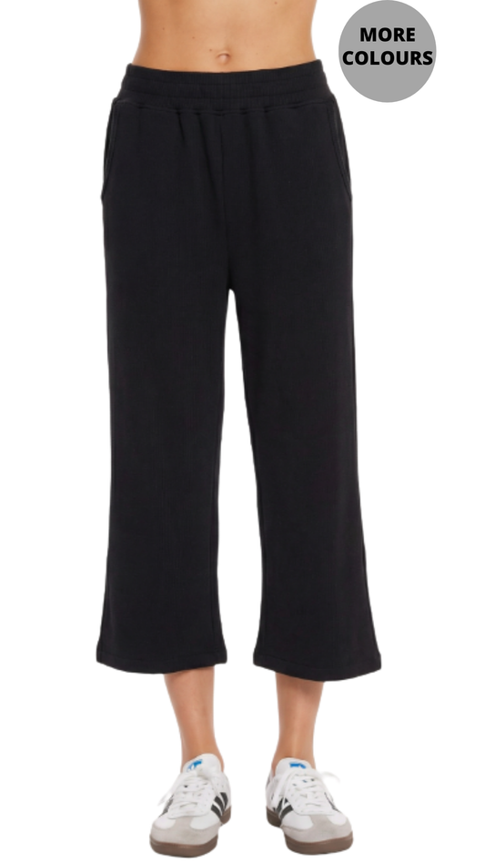 Relaxed Fit Pull-On Cropped Pants. Style MO47F-11178