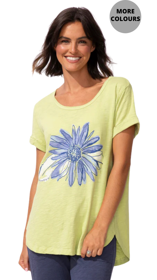 Round Neckline Daisy Print Short Sleeve Top. Style ESC52634