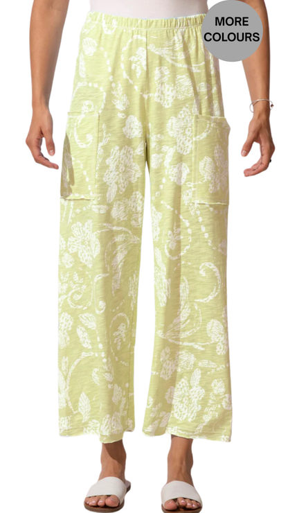 Pull-On Abstract Print Cropped Pant. Style ESC61606